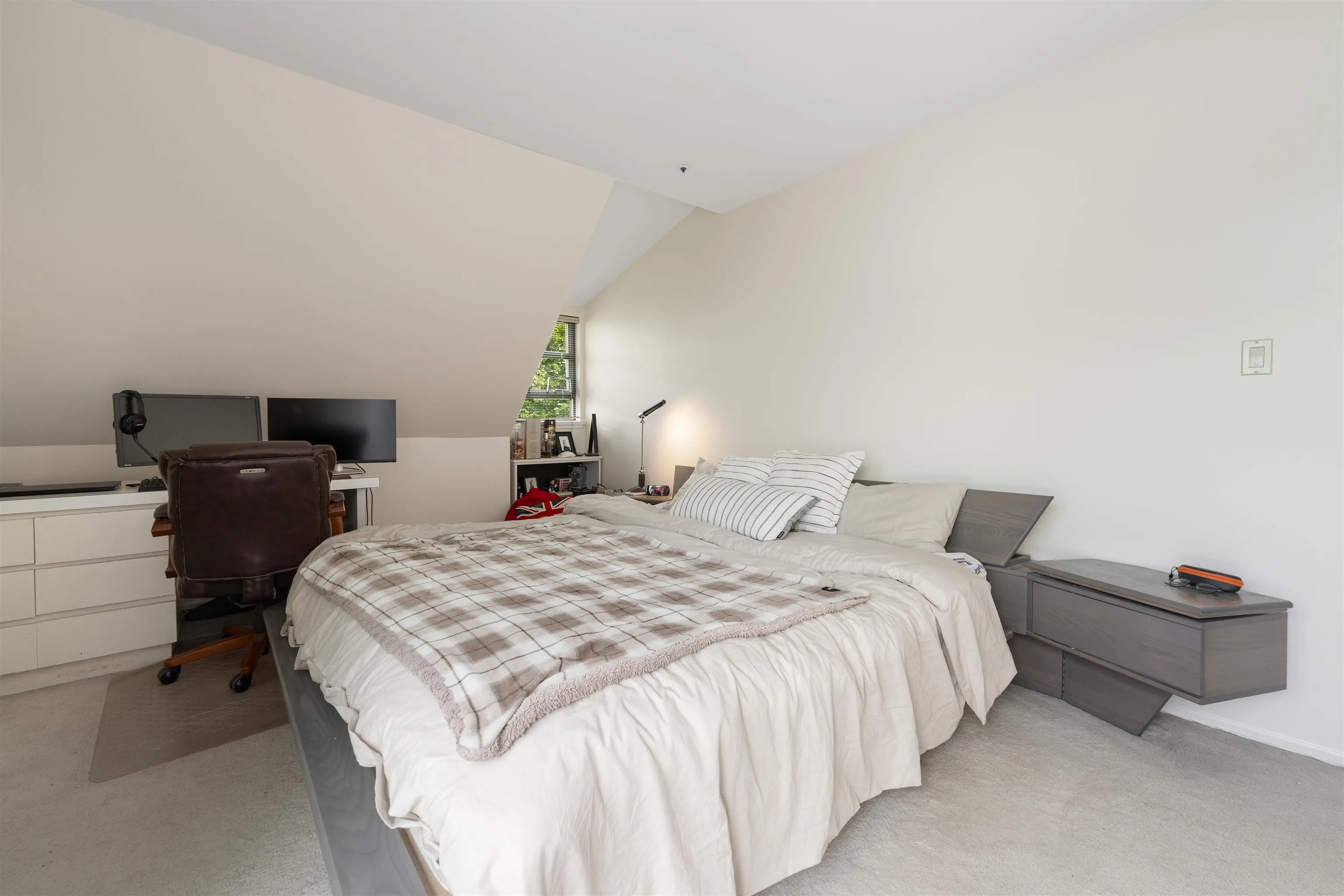 E403 628 W 12th Avenue
