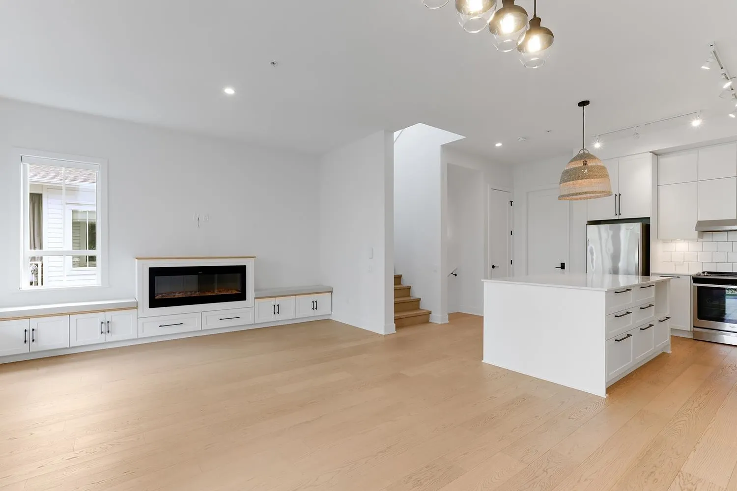 120 4638 Orca Way