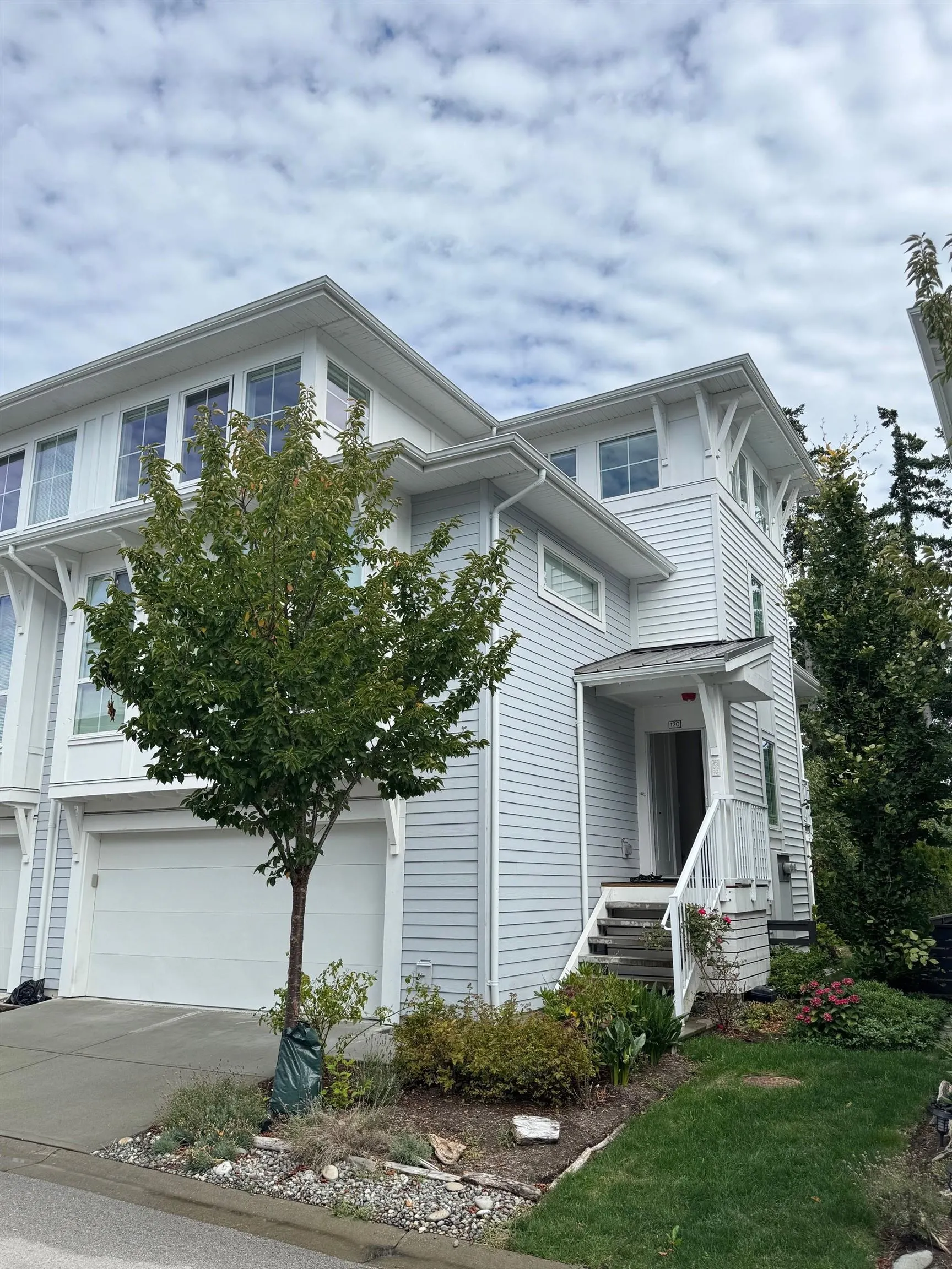 120 4638 Orca Way