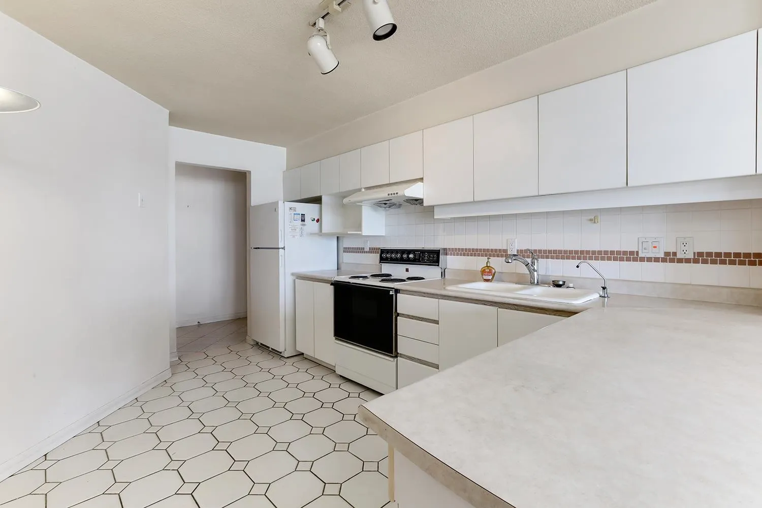 806 1245 Quayside Drive