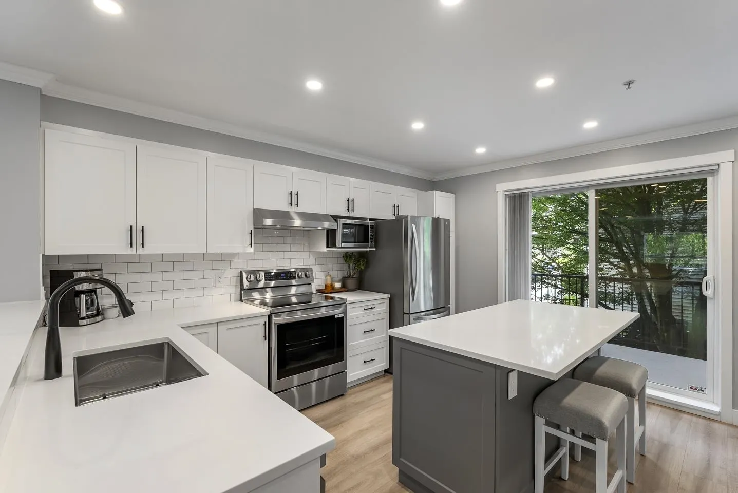 76 6747 203 Street Street