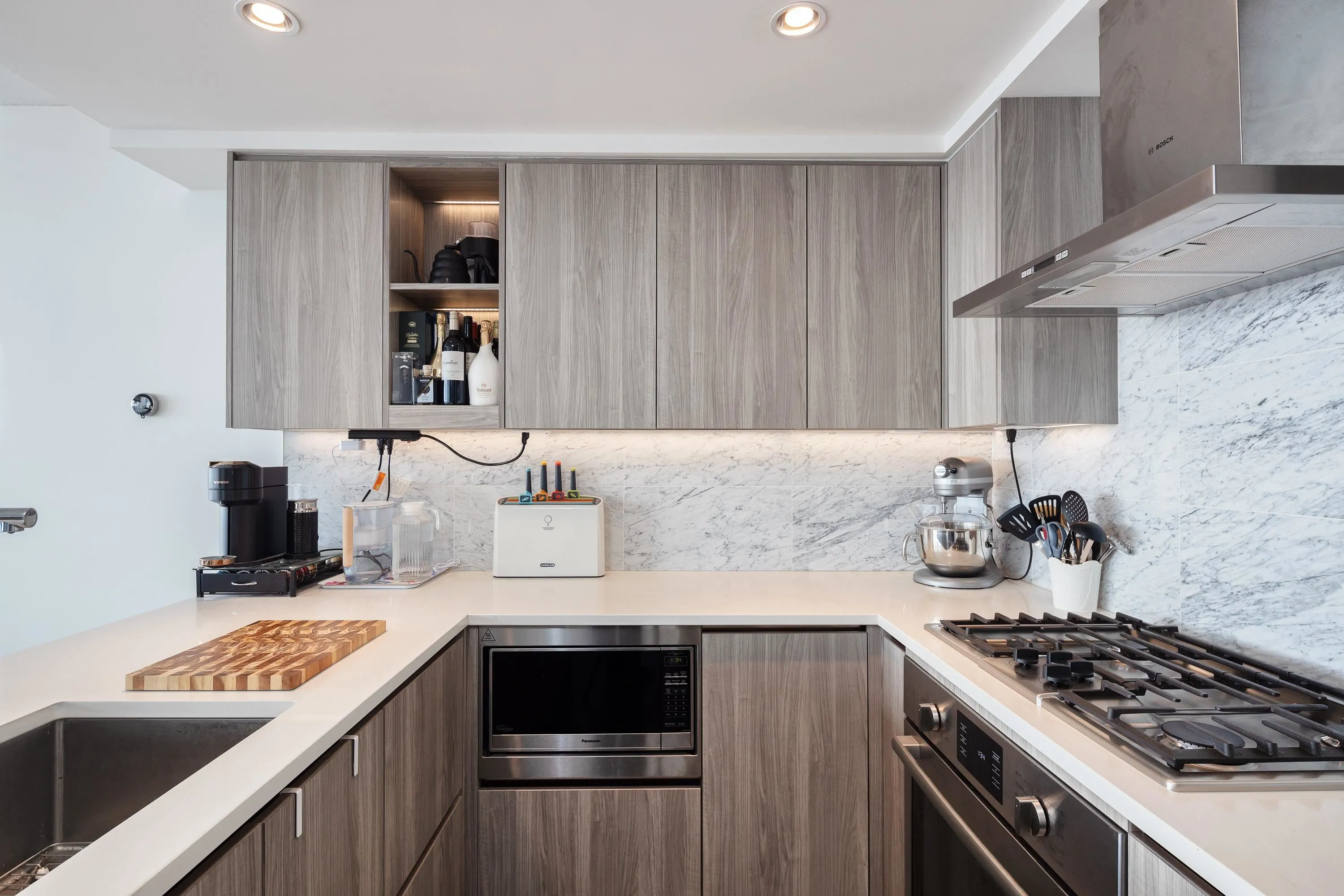 3508 4720 Lougheed Highway