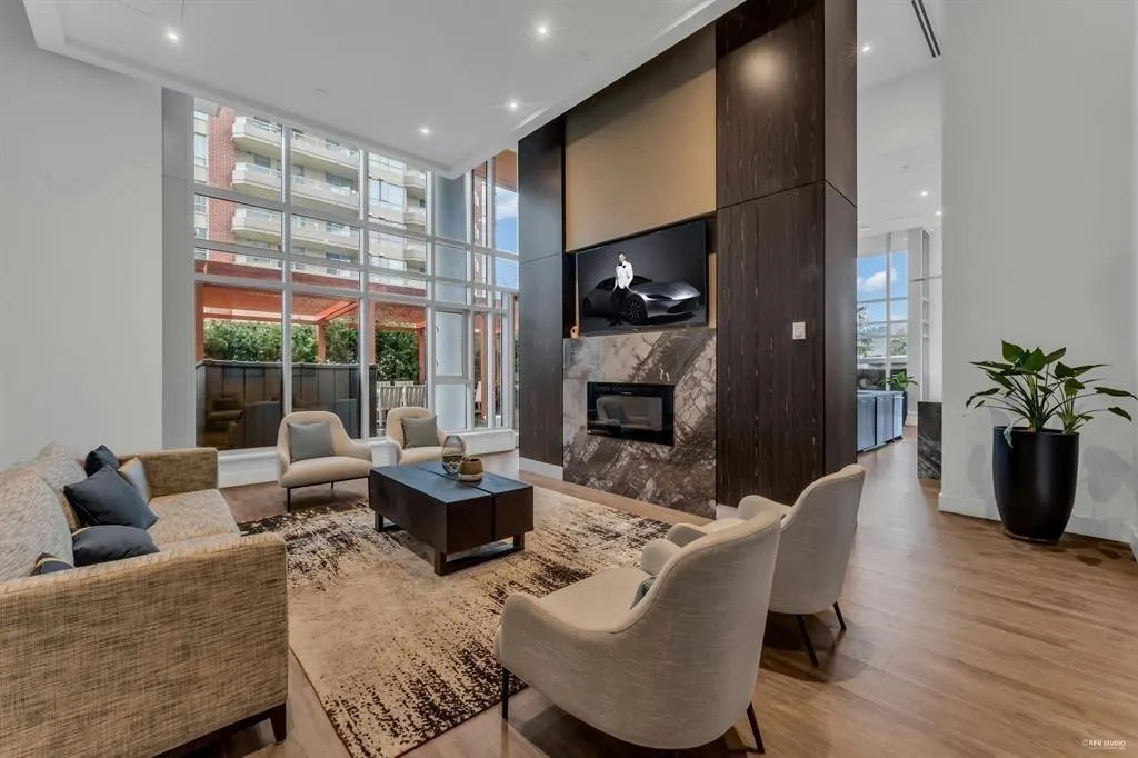 1002 520 Como Lake Avenue