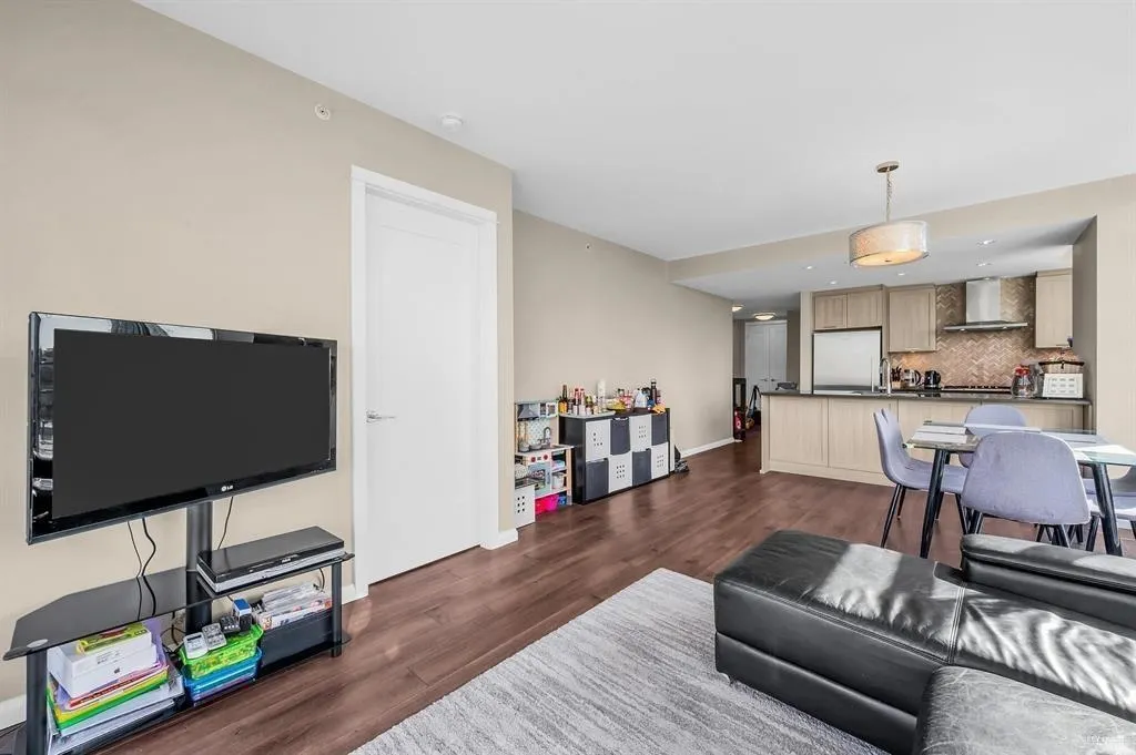 1002 520 Como Lake Avenue