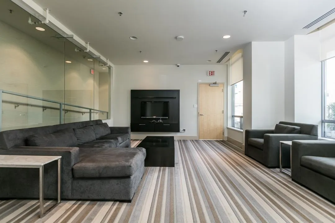 3005 1028 Barclay Street