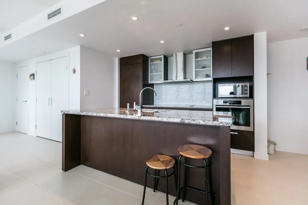 3005 1028 Barclay Street