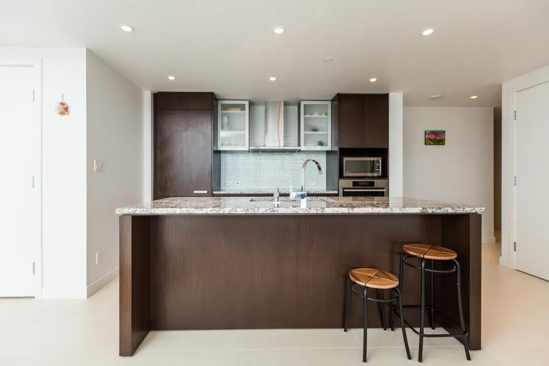 3005 1028 Barclay Street