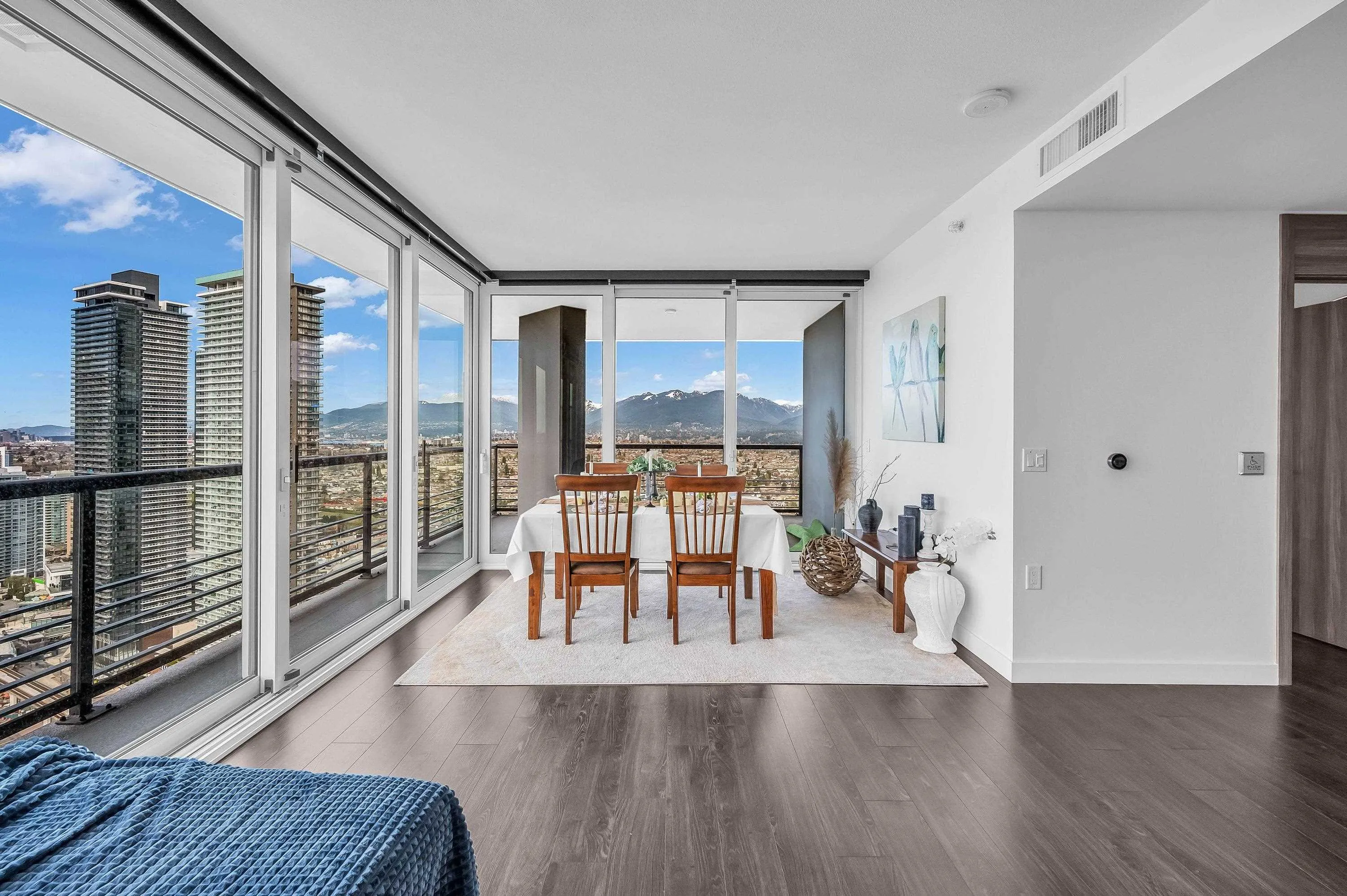 4202 4720 Lougheed Highway