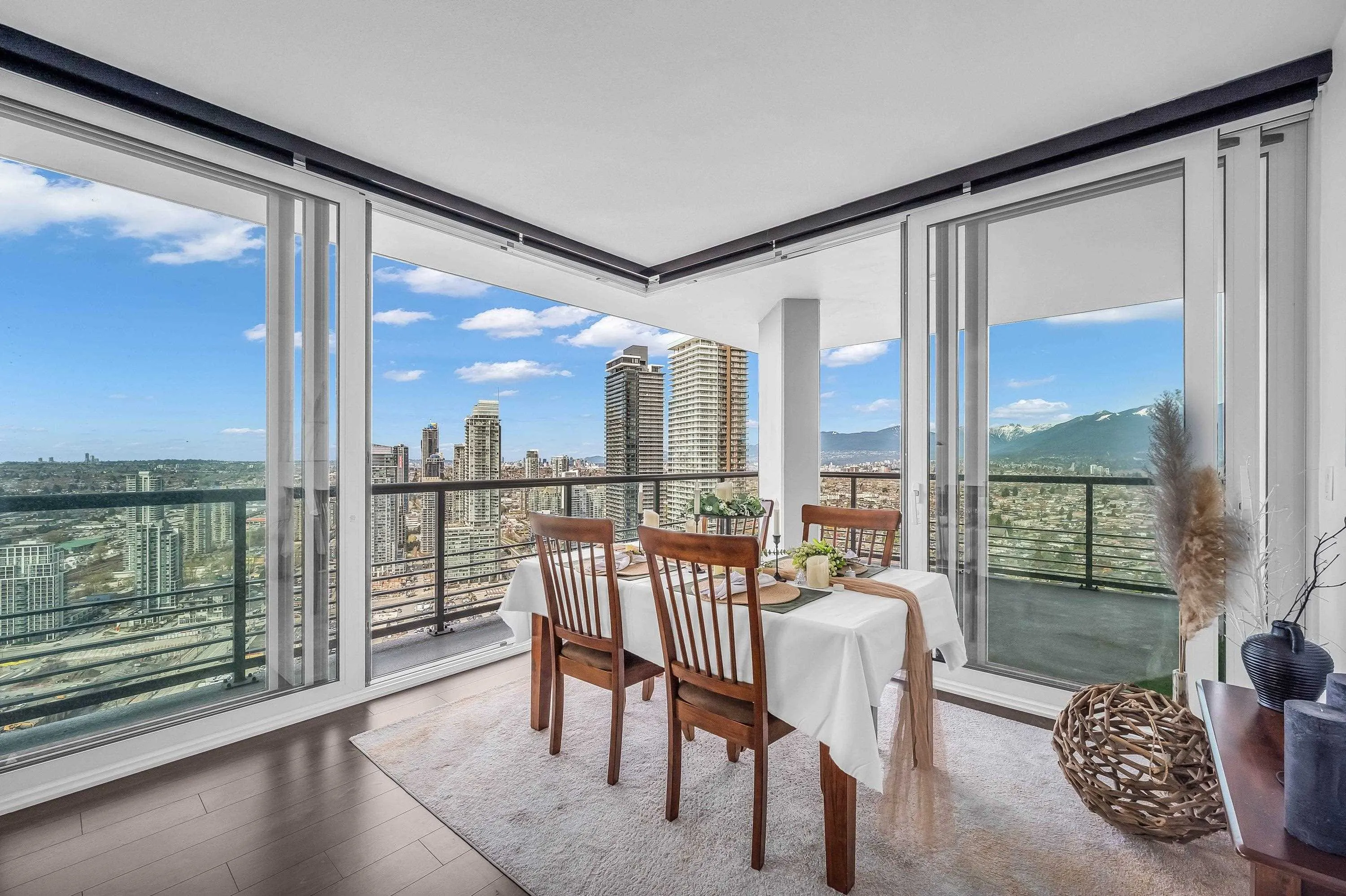 4202 4720 Lougheed Highway
