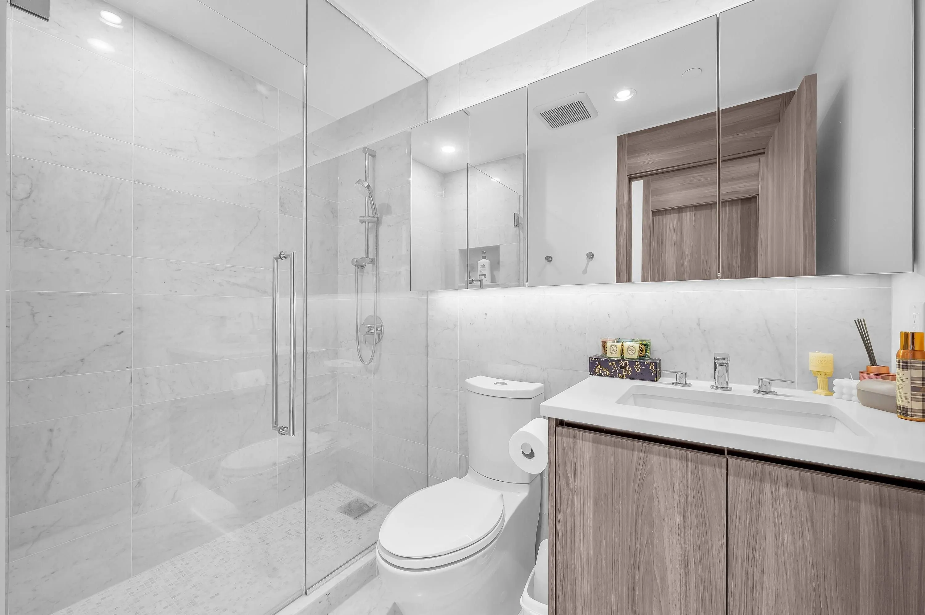 4202 4720 Lougheed Highway