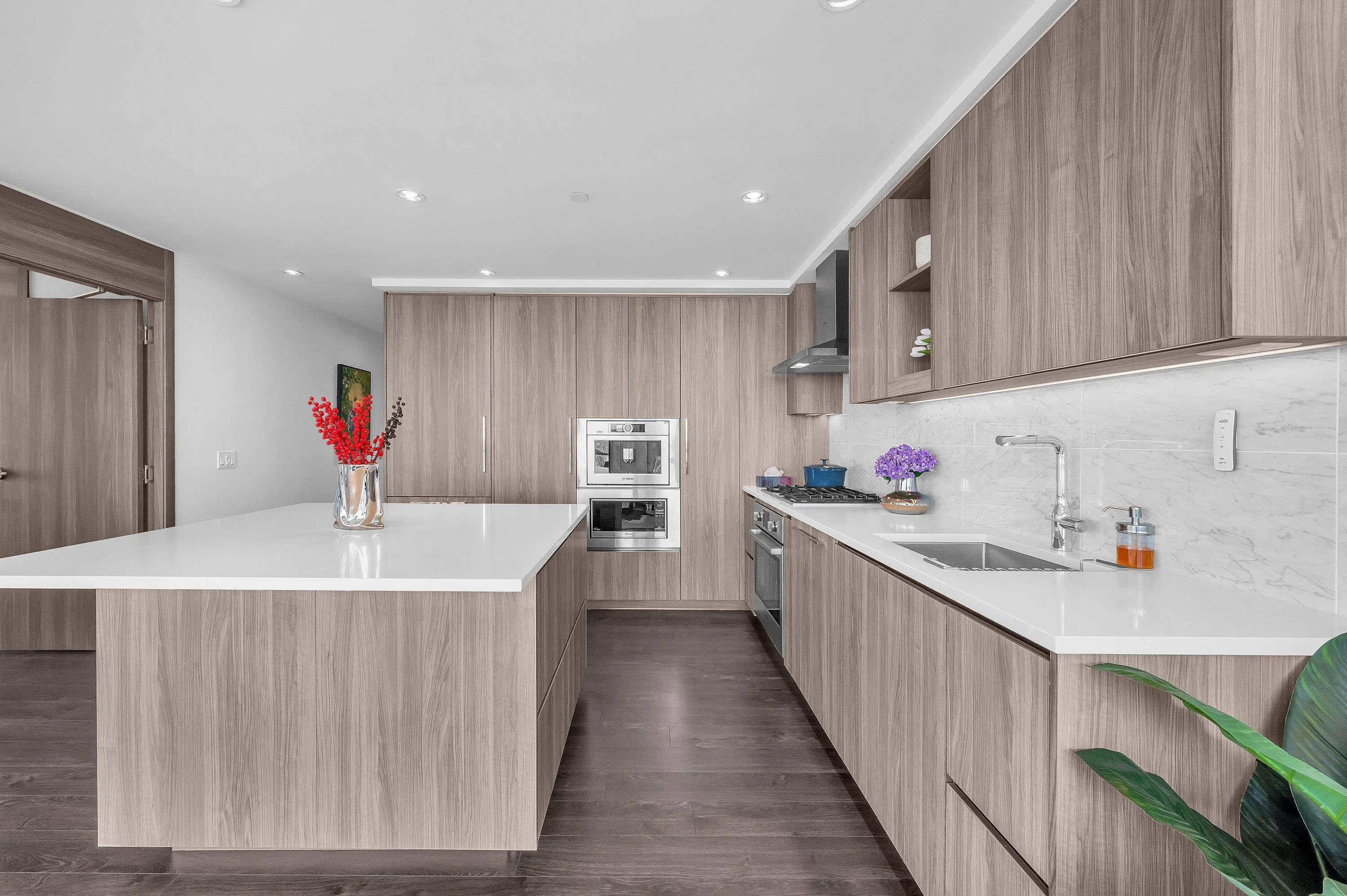 4202 4720 Lougheed Highway