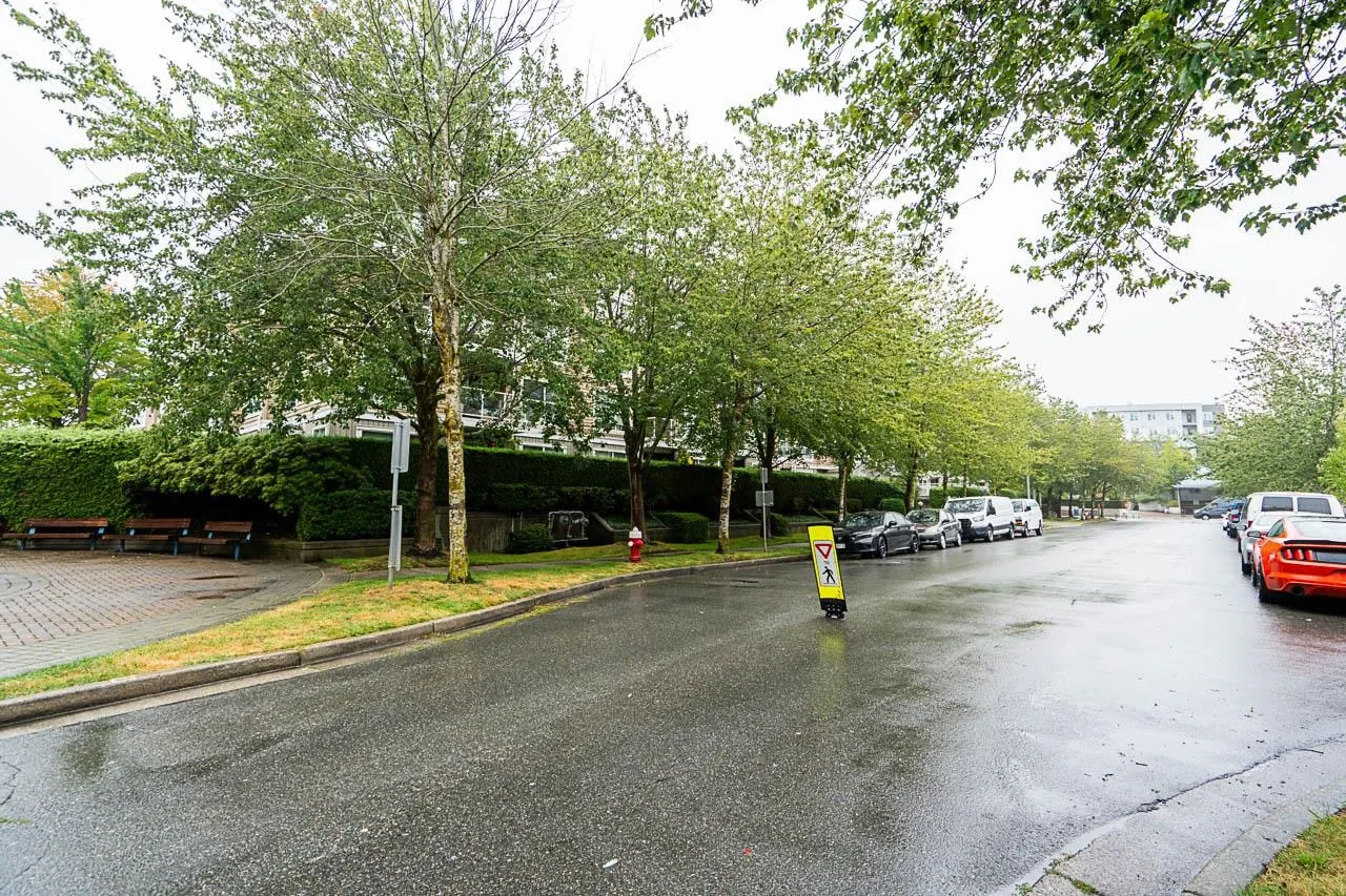 209 5880 Dover Crescent