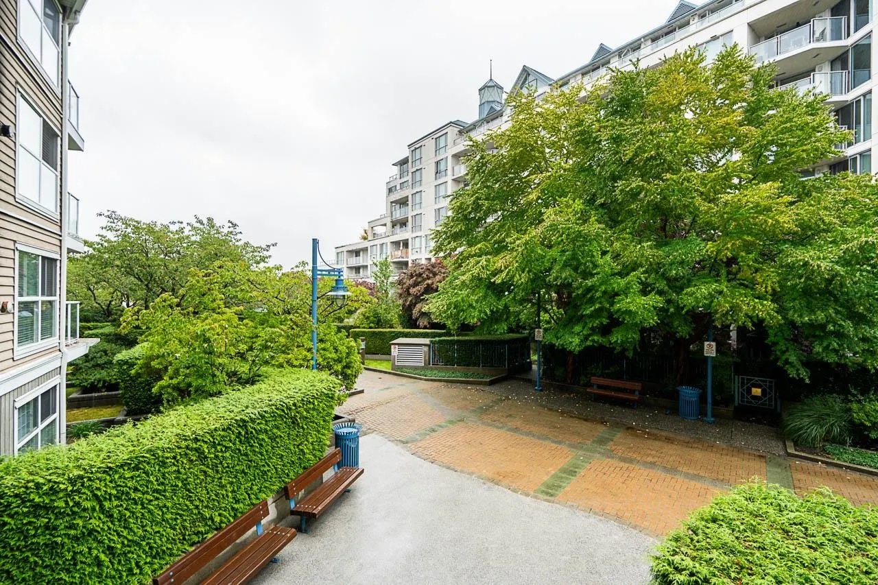 209 5880 Dover Crescent
