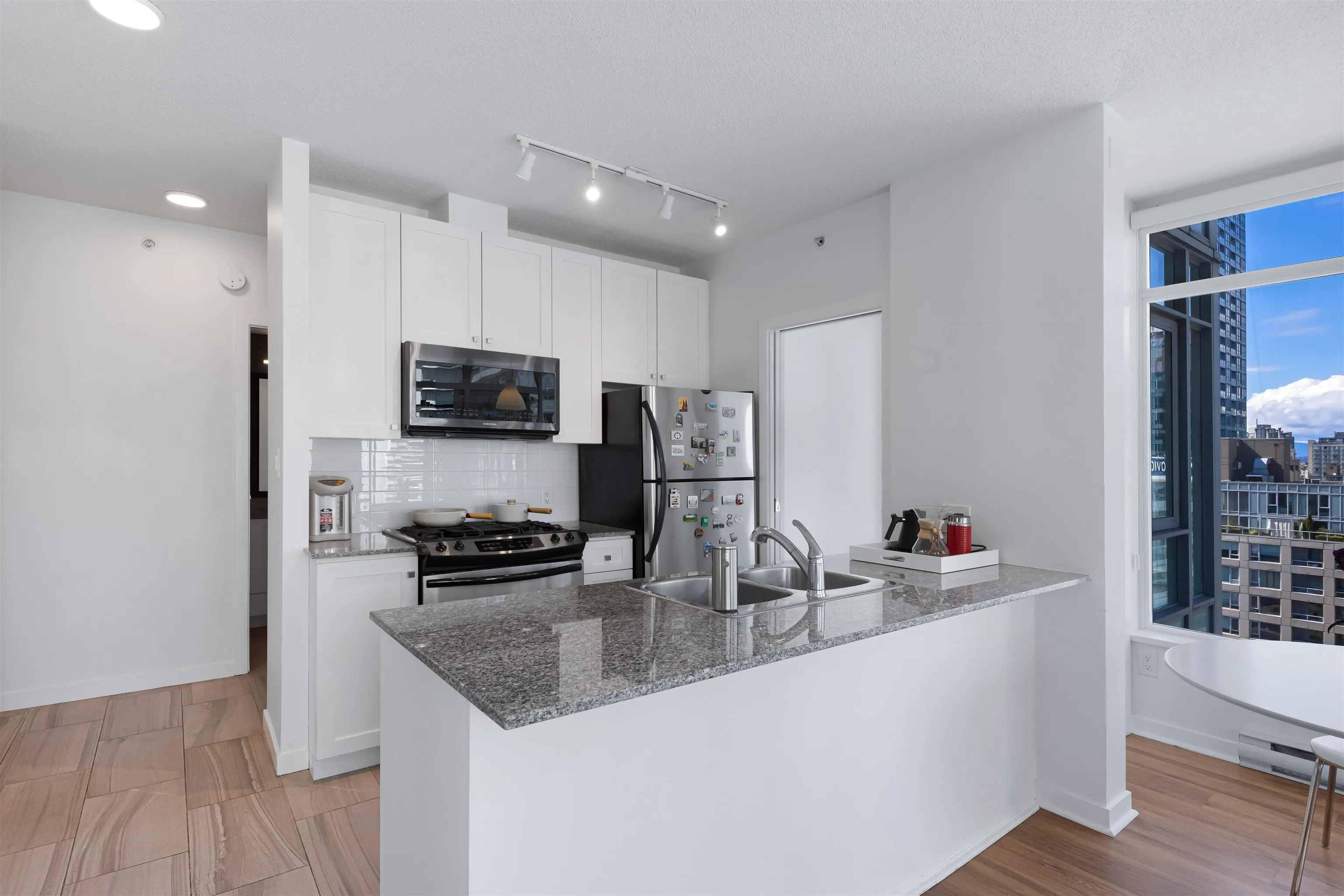 1502 480 Robson Street