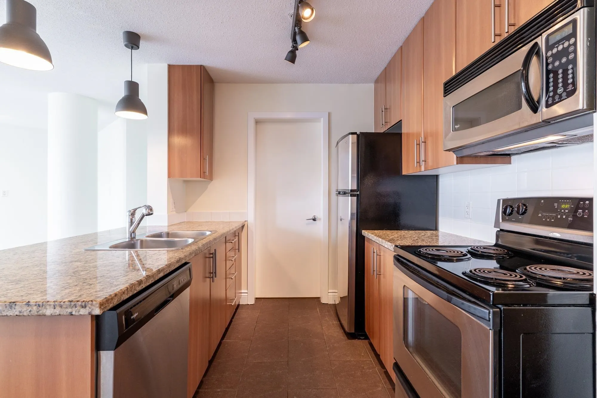 1106 58 Keefer Place