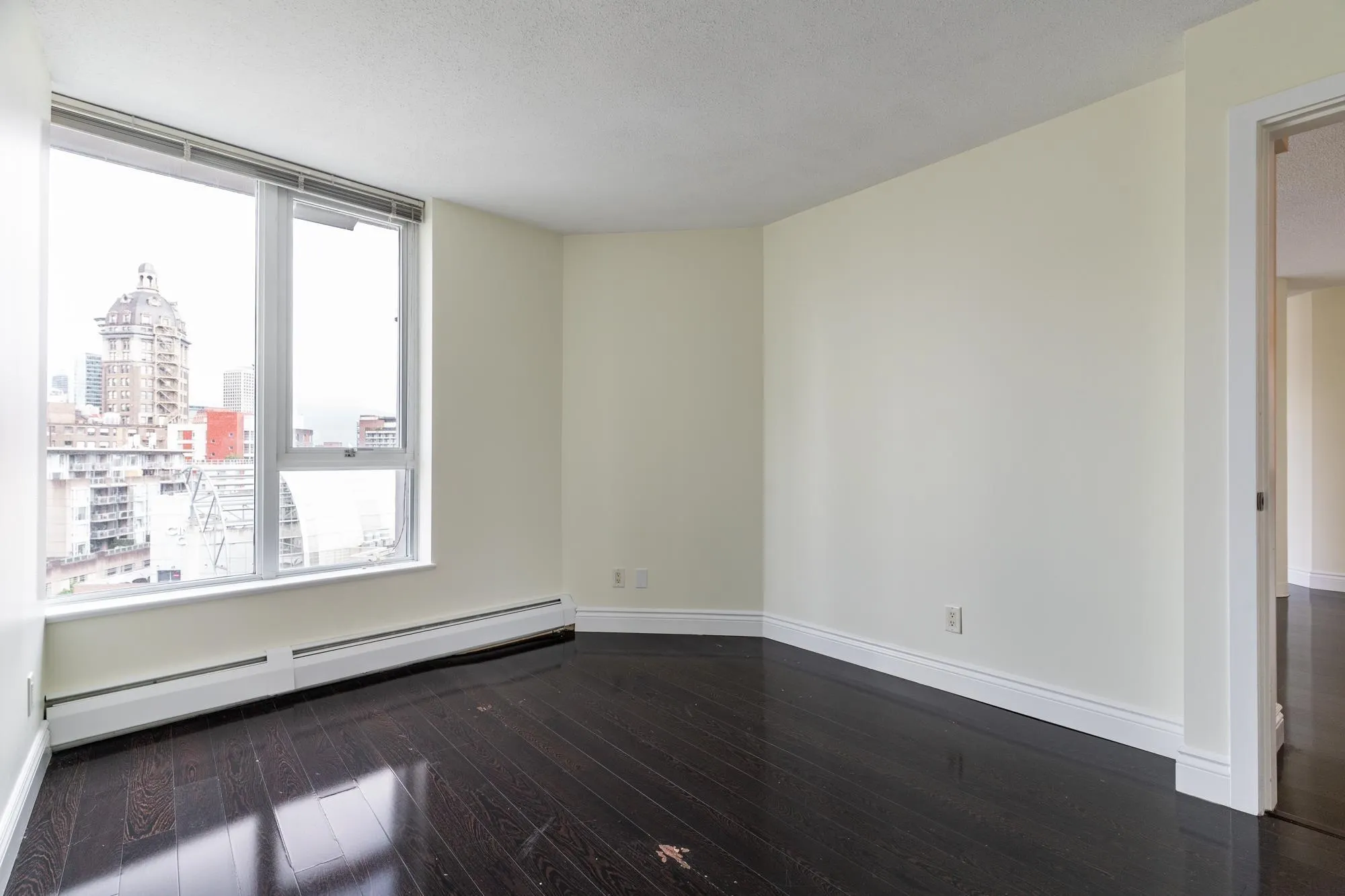 1106 58 Keefer Place