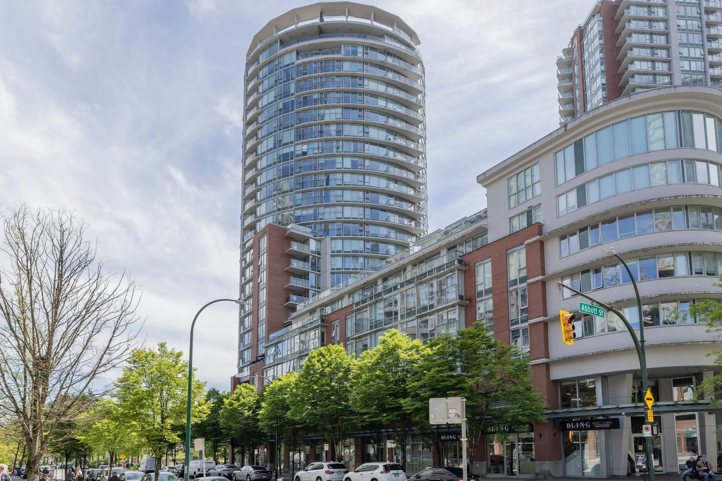 1106 58 Keefer Place
