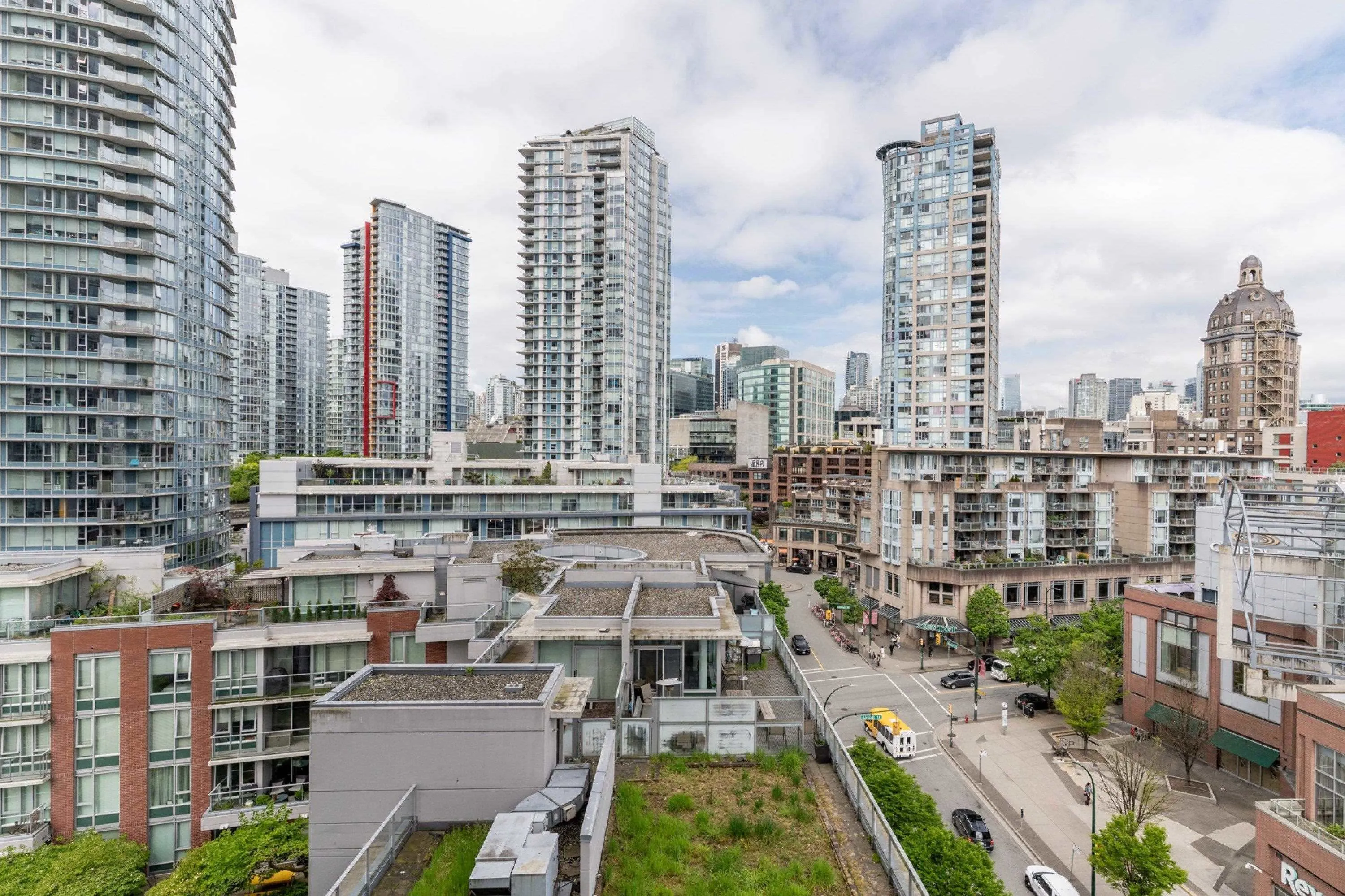 1106 58 Keefer Place