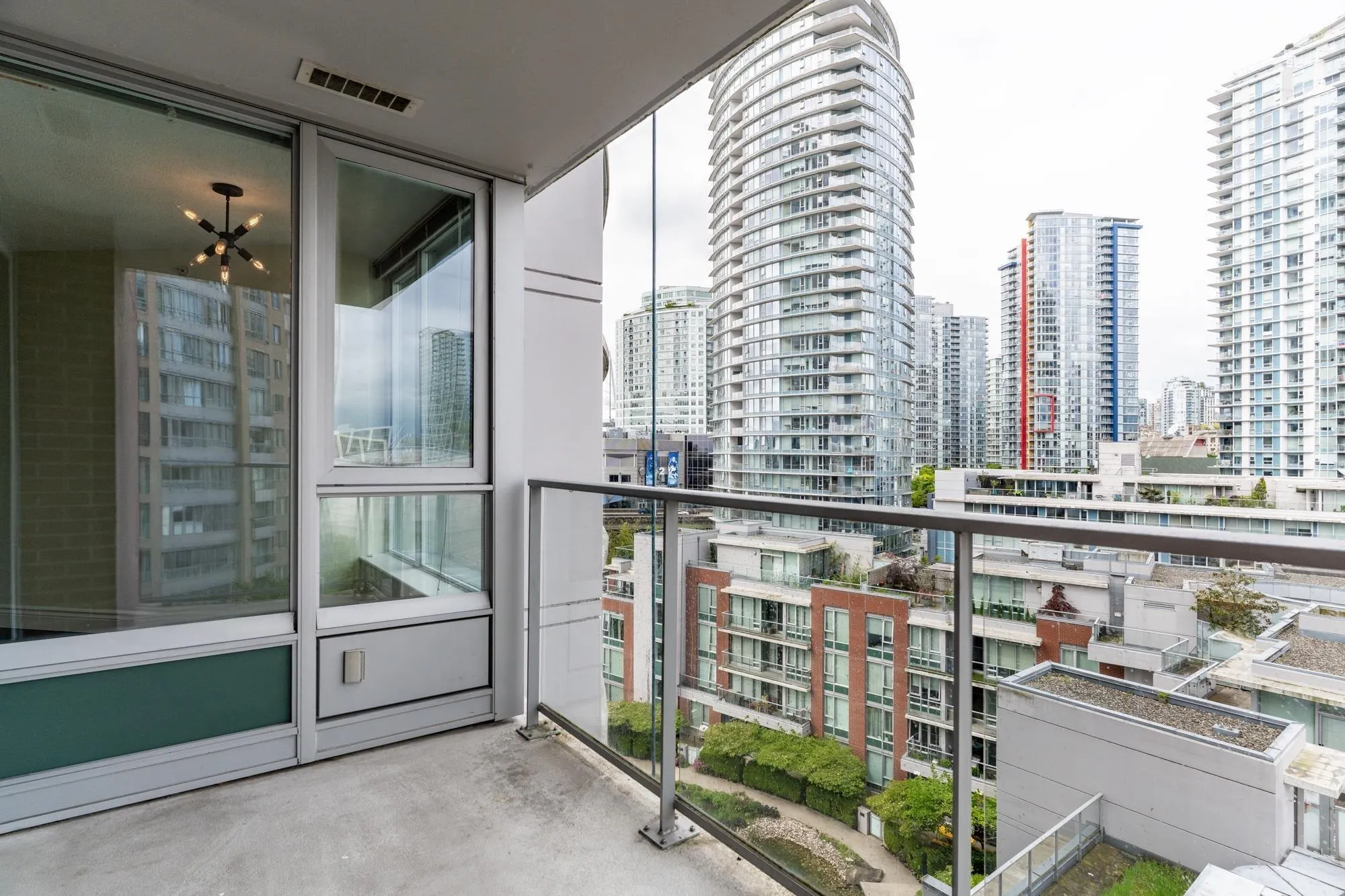 1106 58 Keefer Place