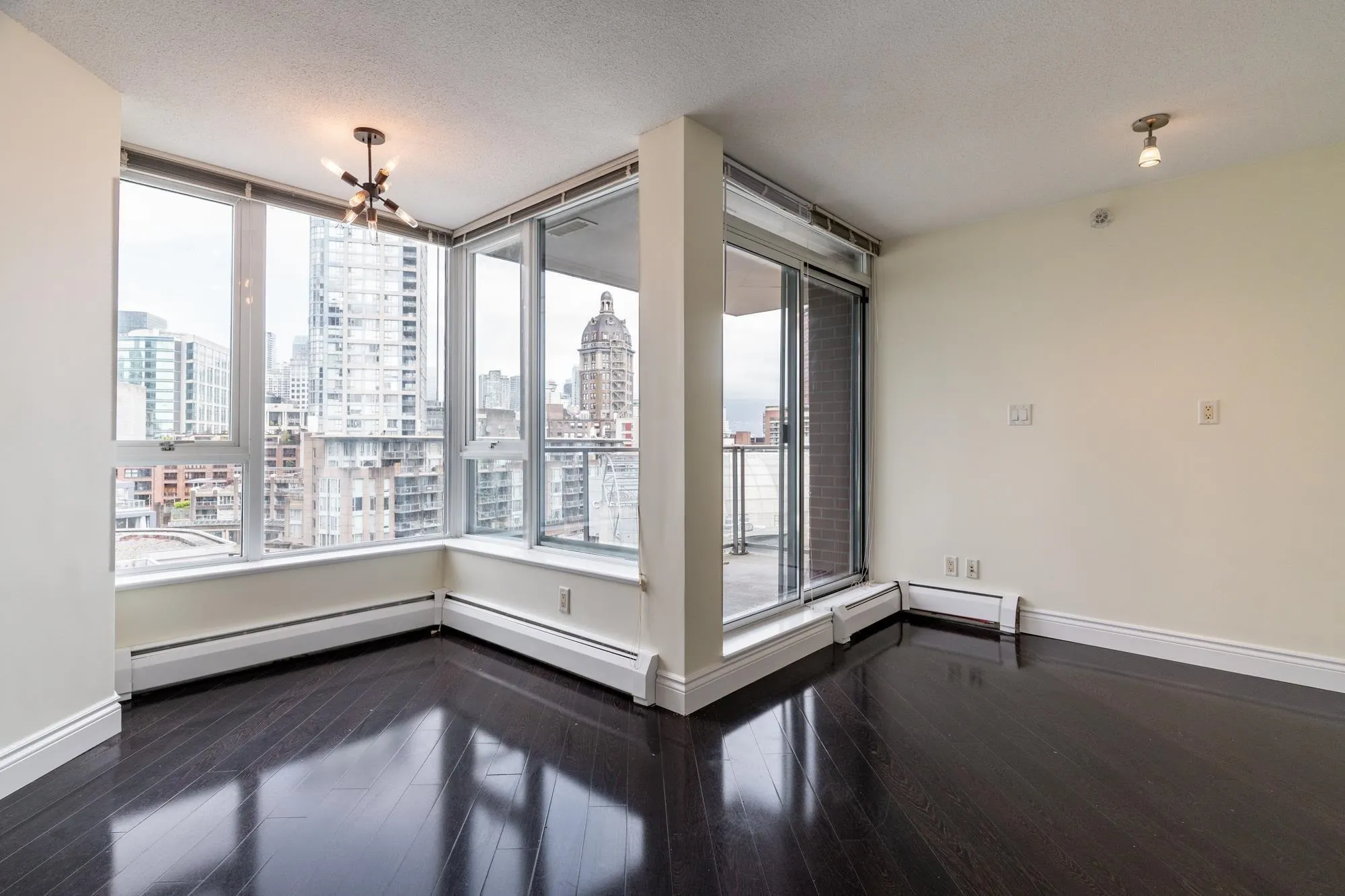 1106 58 Keefer Place