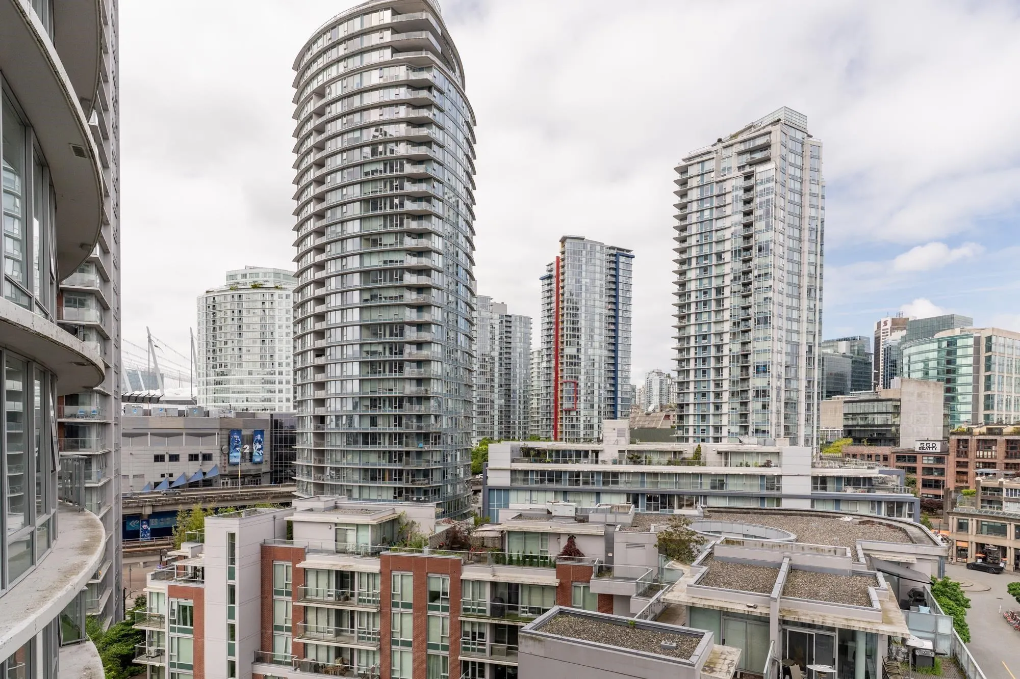 1106 58 Keefer Place