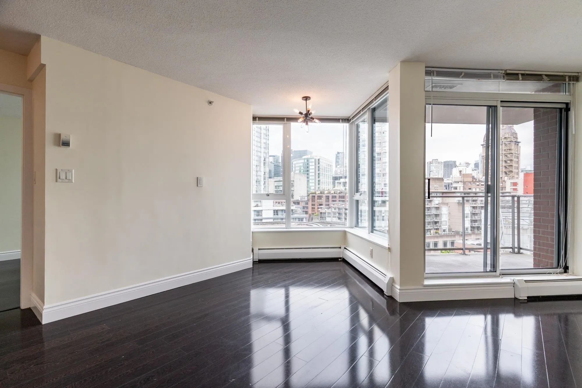 1106 58 Keefer Place
