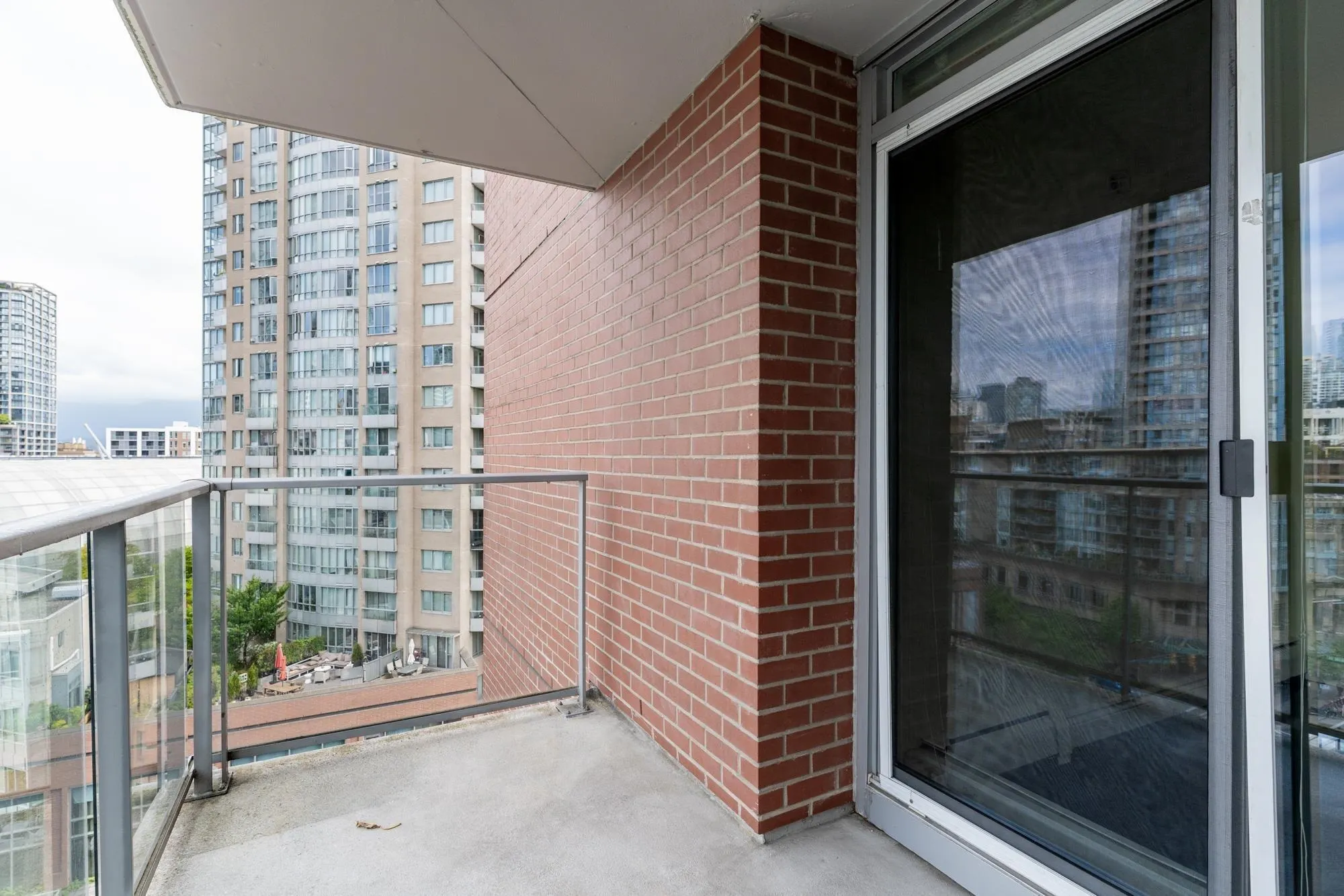 1106 58 Keefer Place