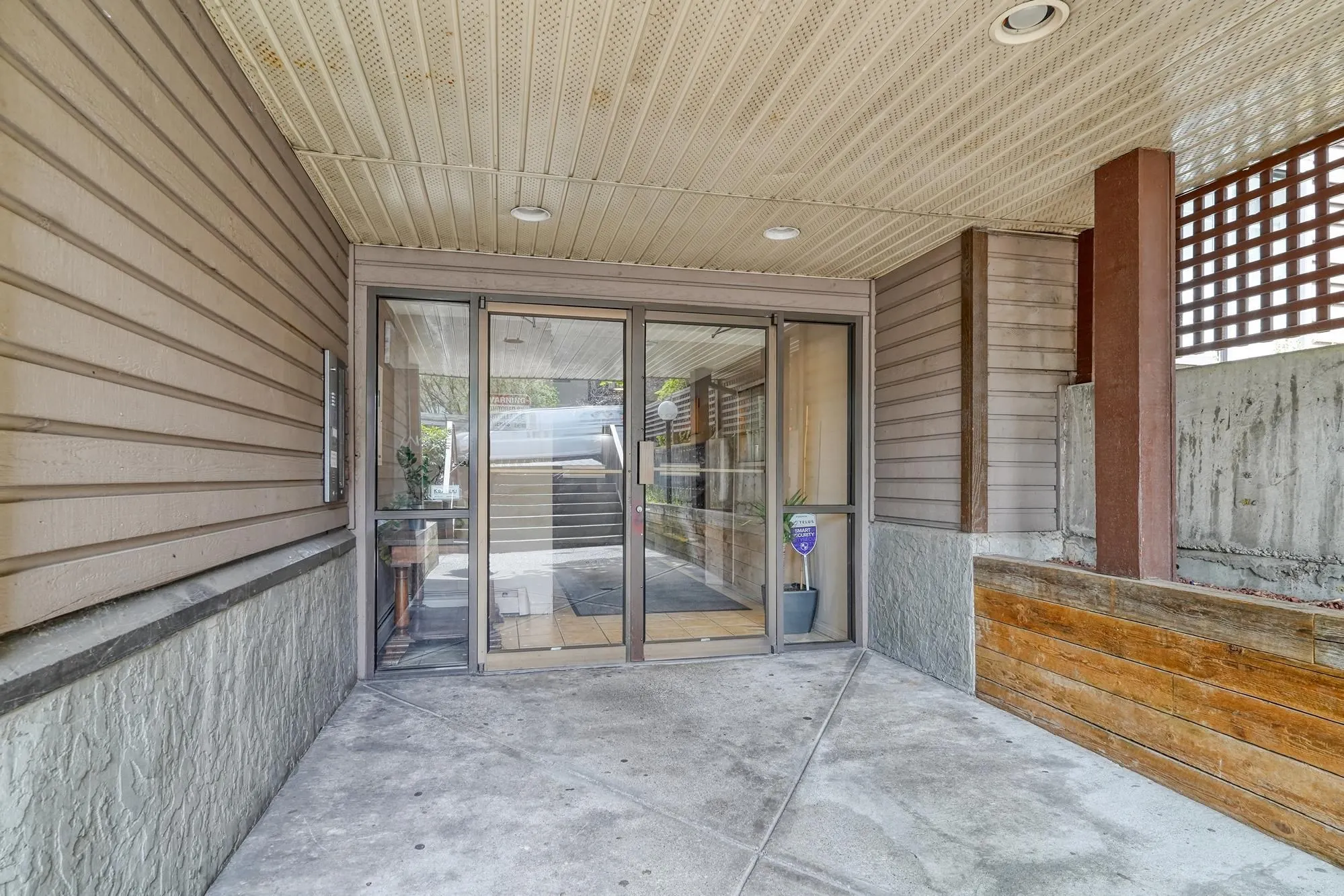 402 2215 Dundas Street