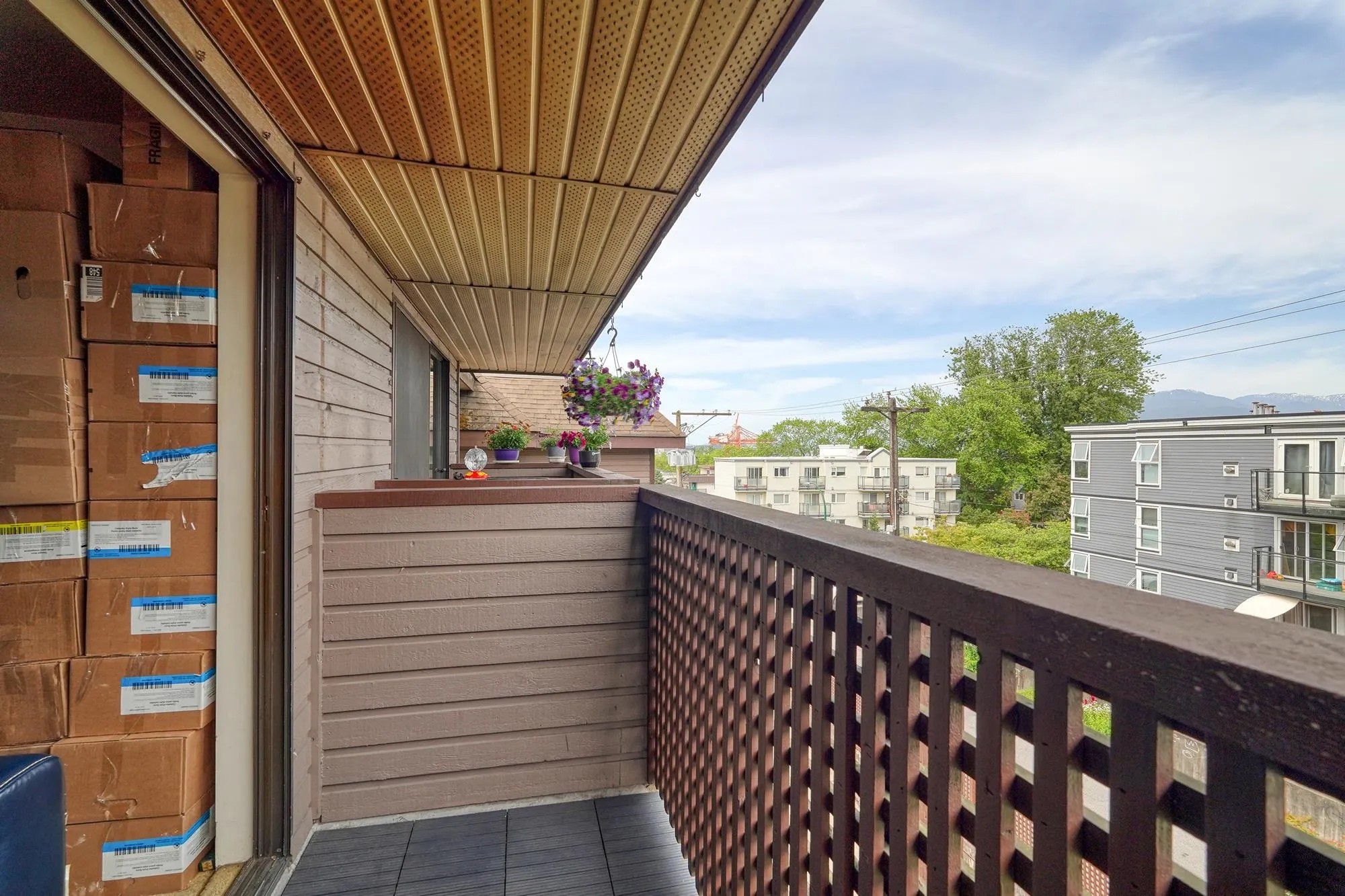 402 2215 Dundas Street