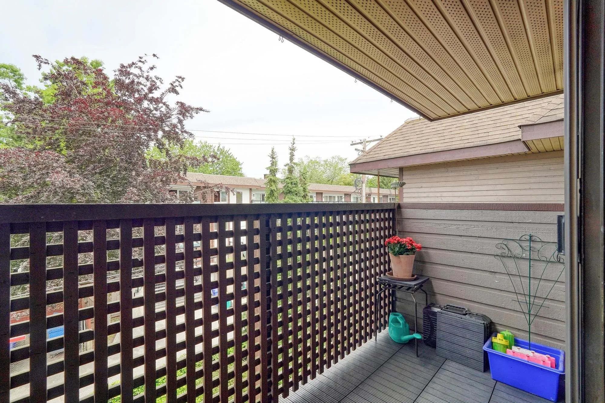 402 2215 Dundas Street