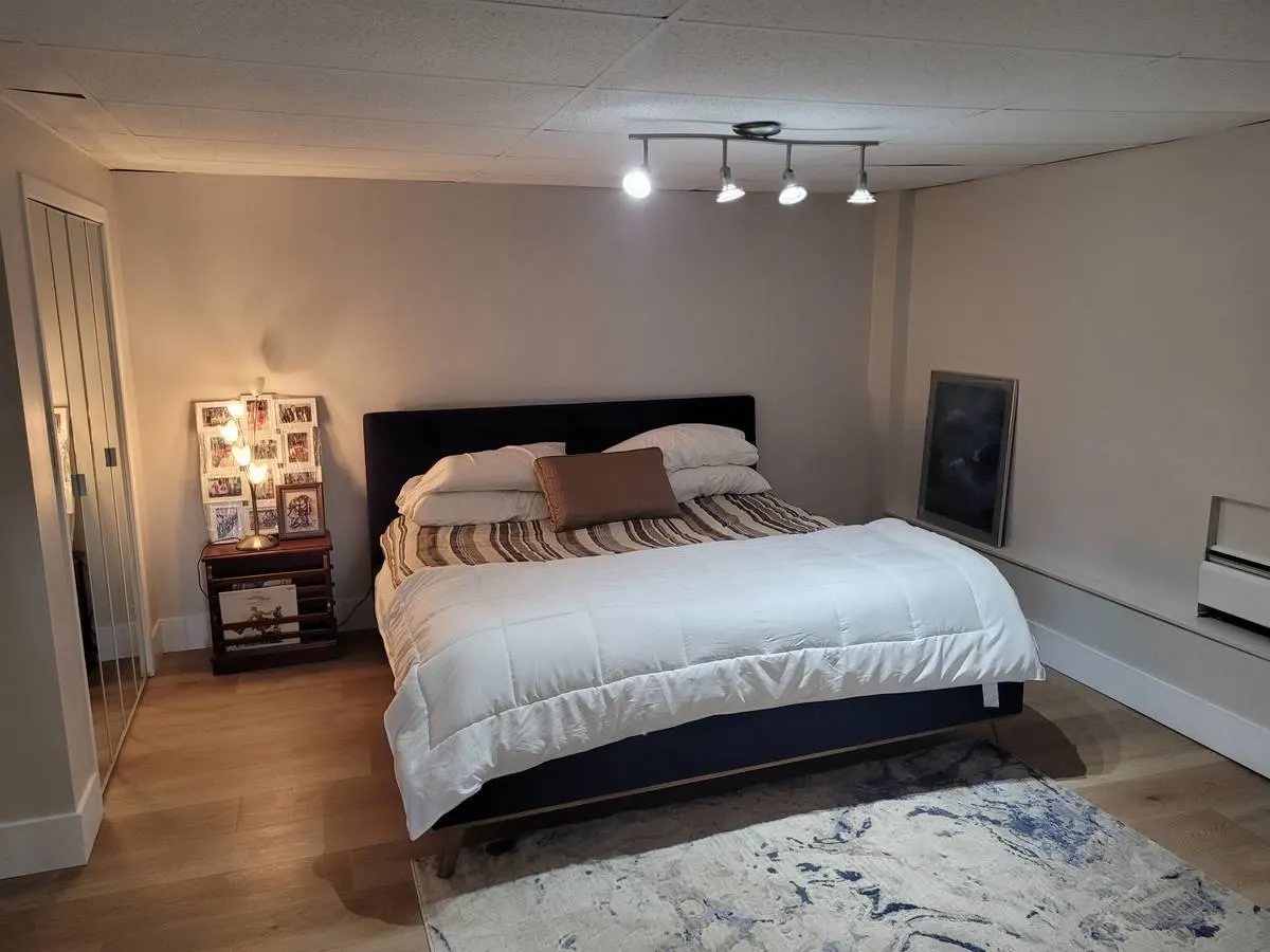 Lower 2177 Park Crescent