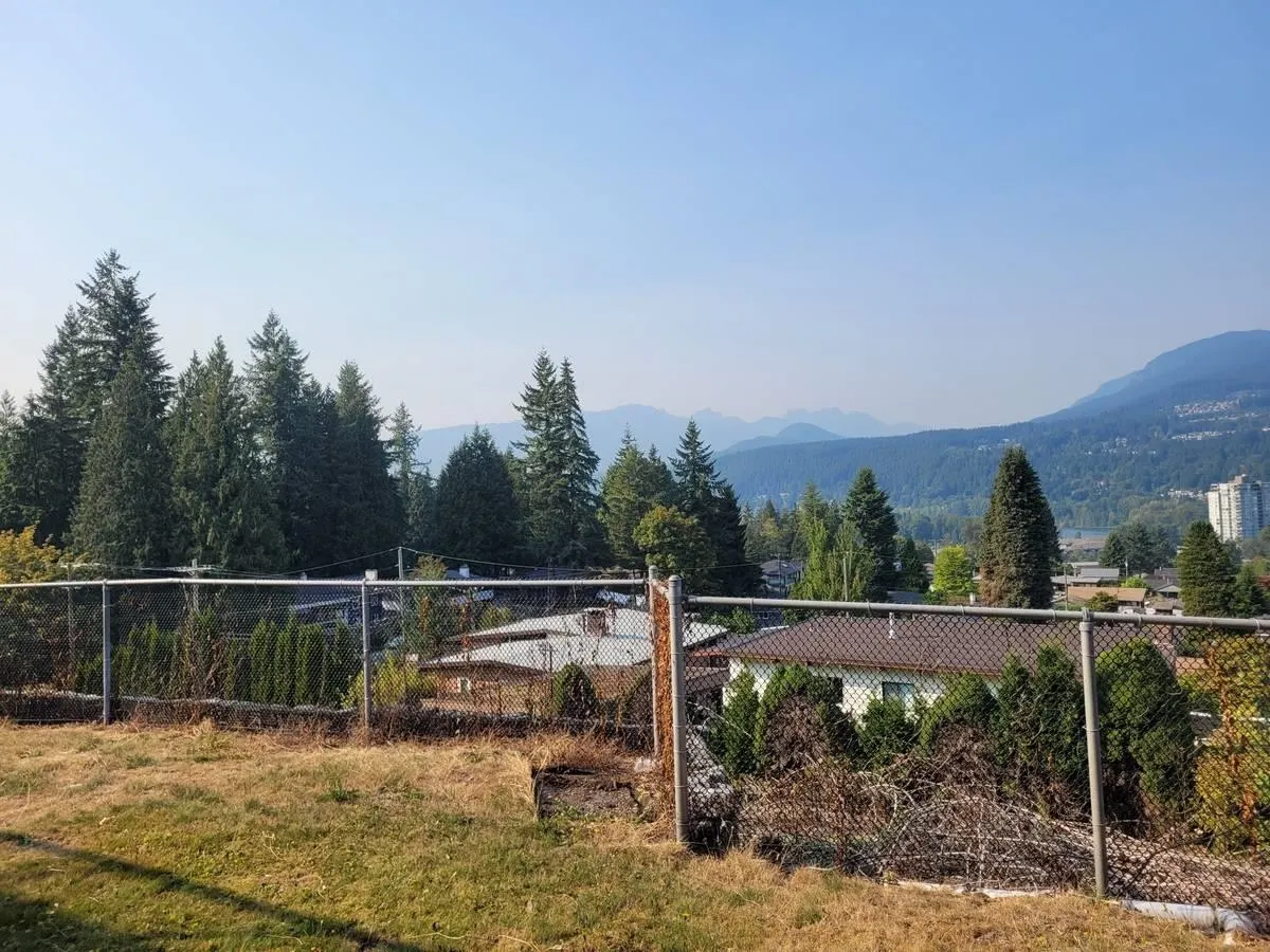 Lower 2177 Park Crescent