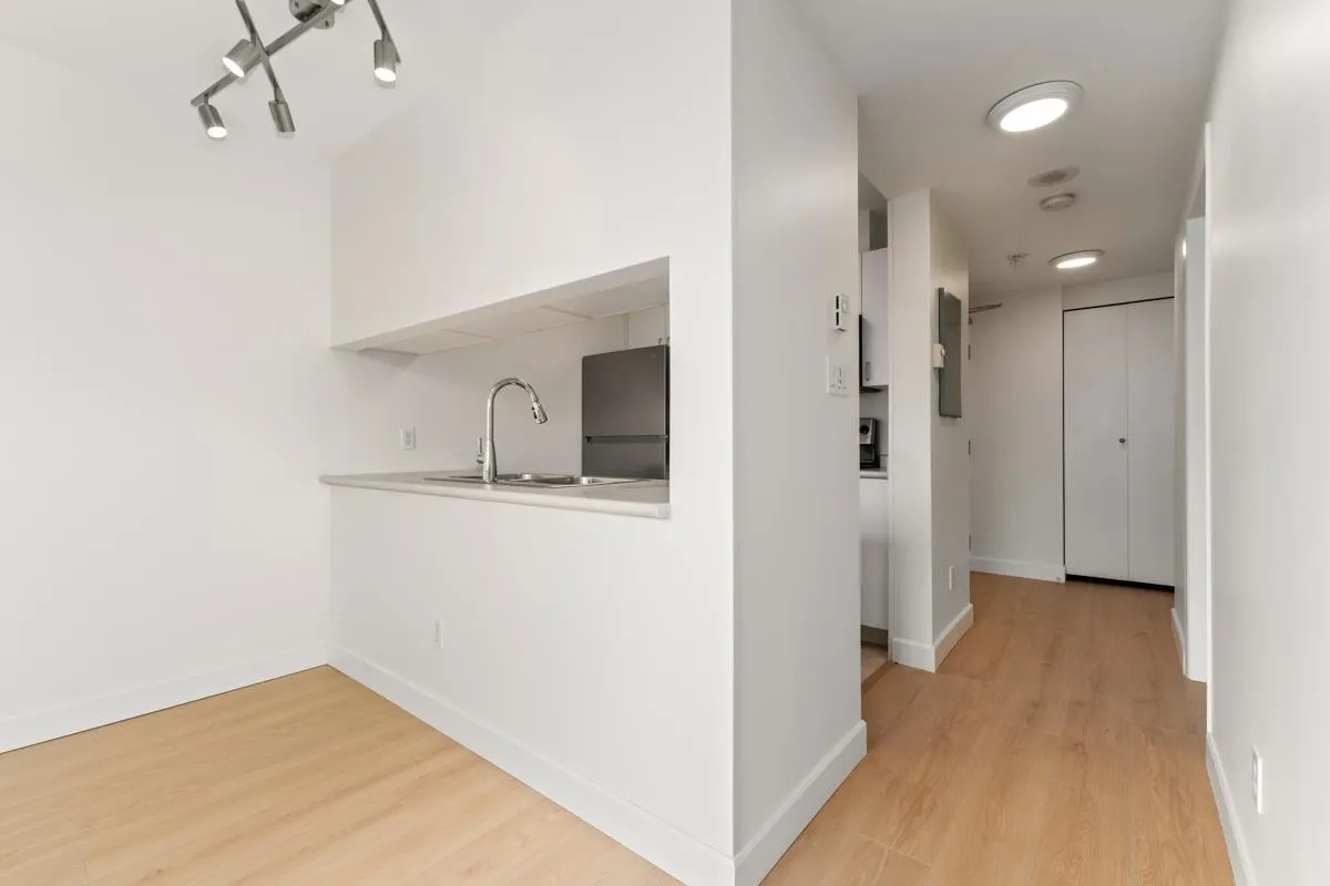 2201 438 Seymour Street
