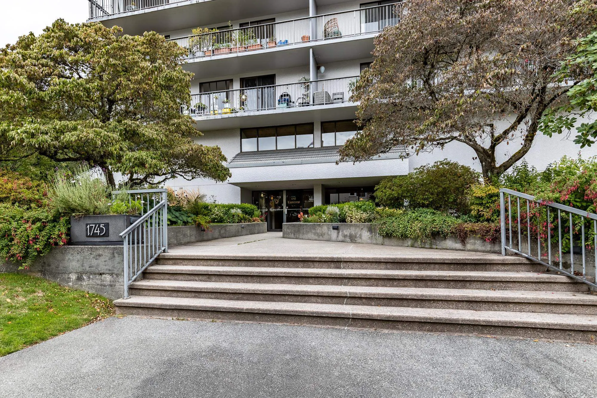 803 1745 Esquimalt Avenue