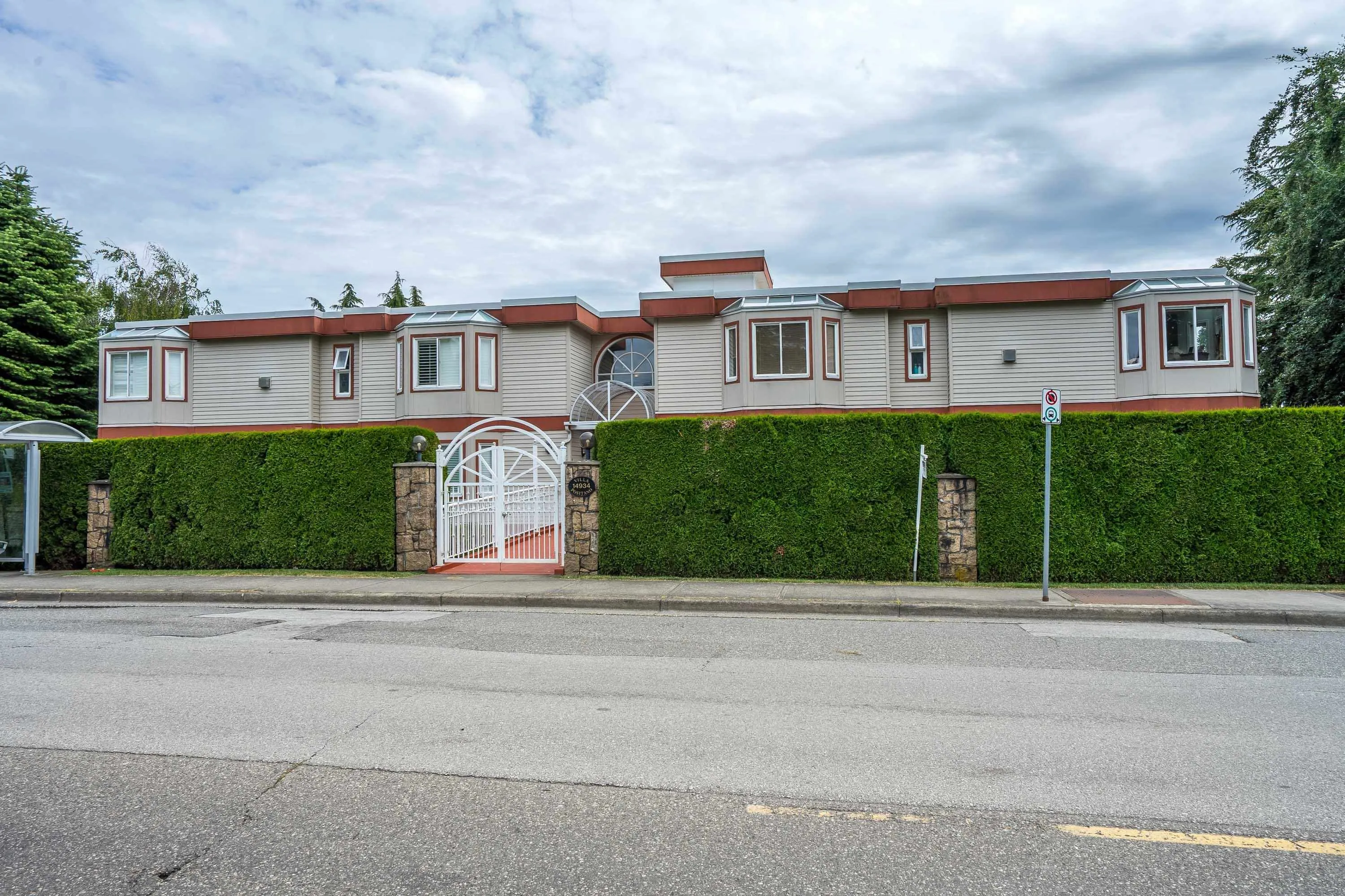 201 14934 Thrift Avenue
