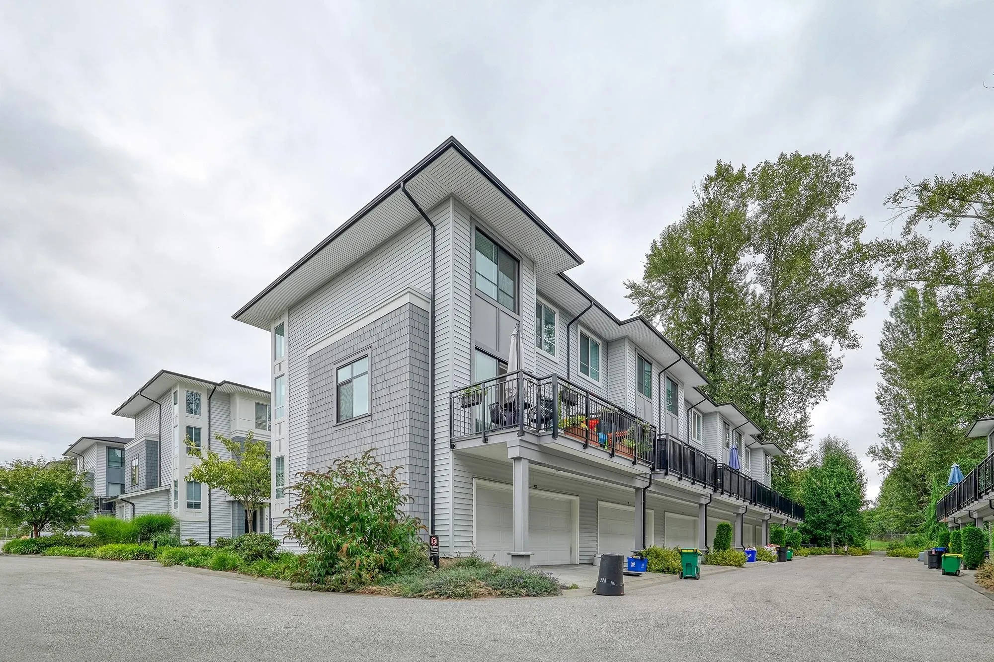 1601 18505 Laurensen Place