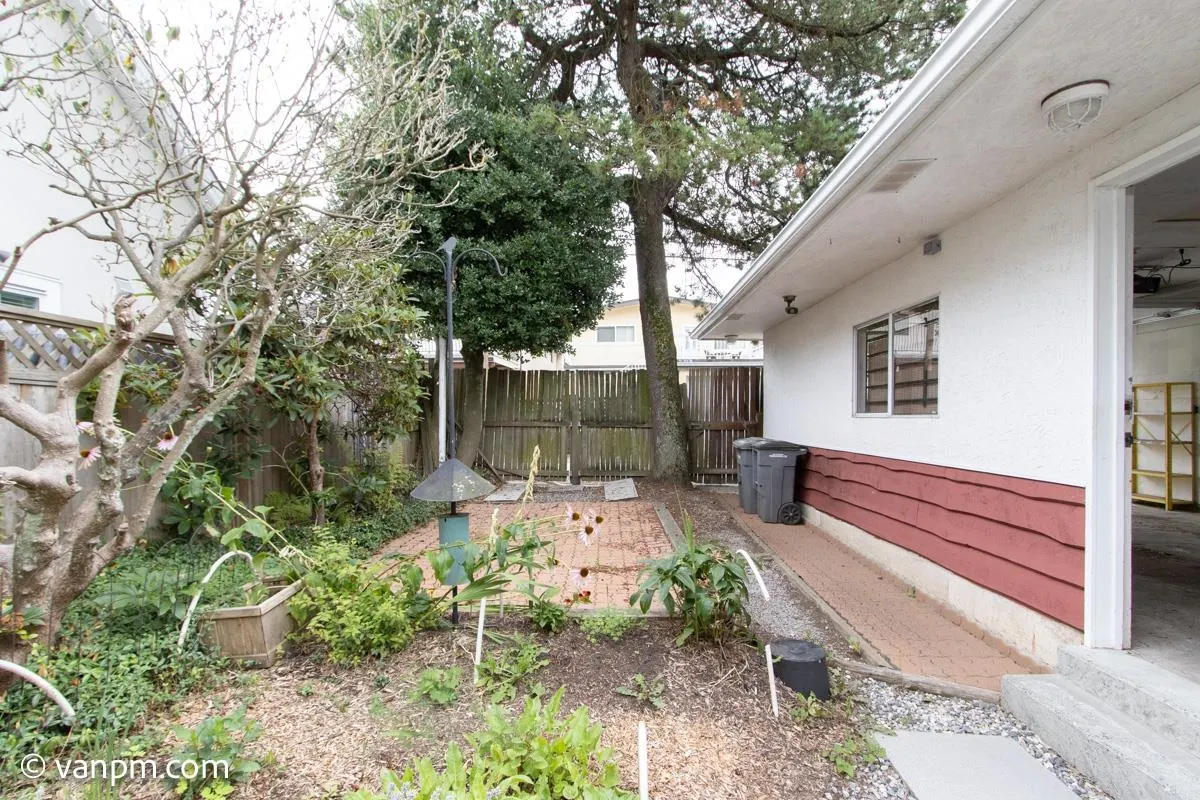 32XX William Street