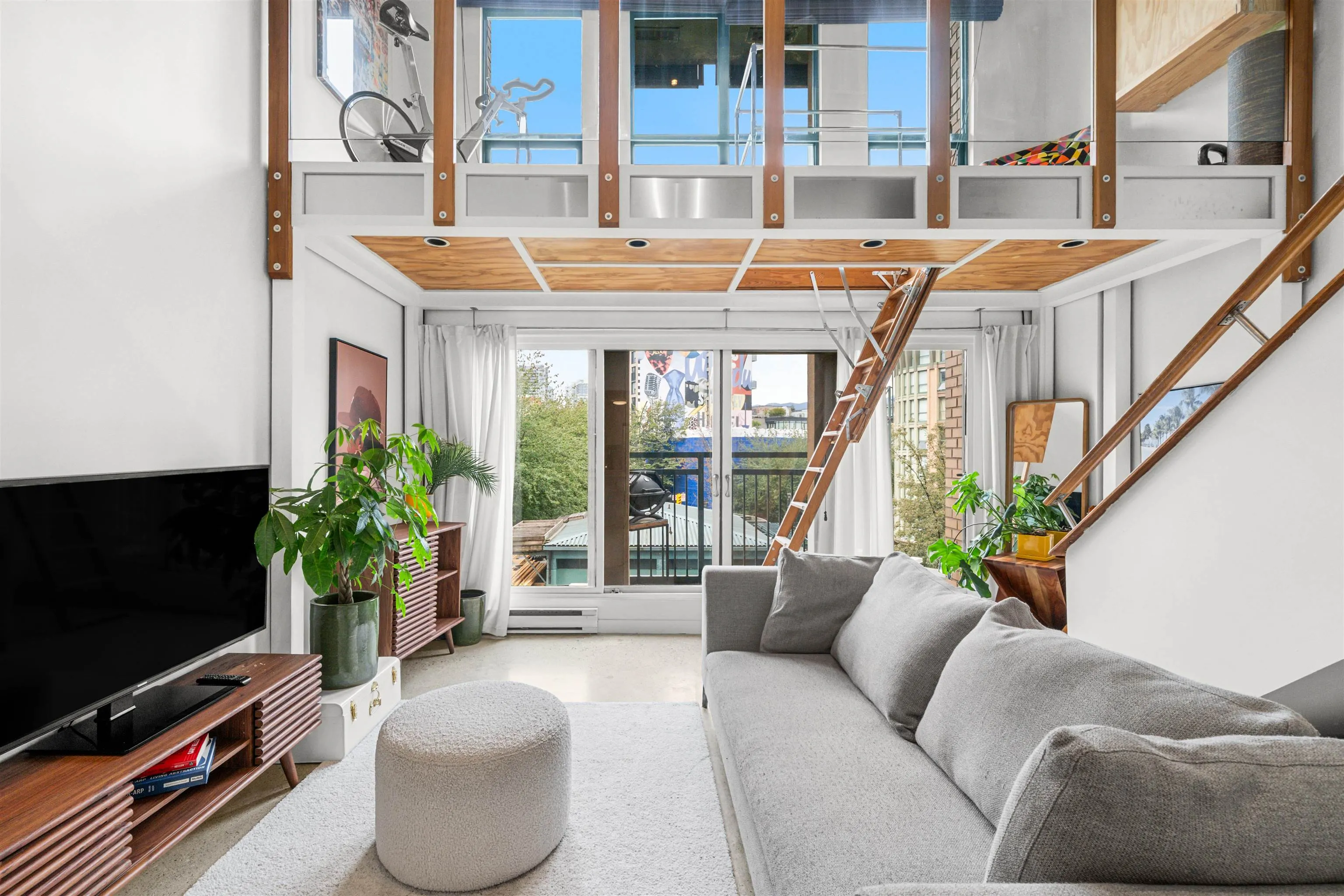 404 22 E Cordova Street