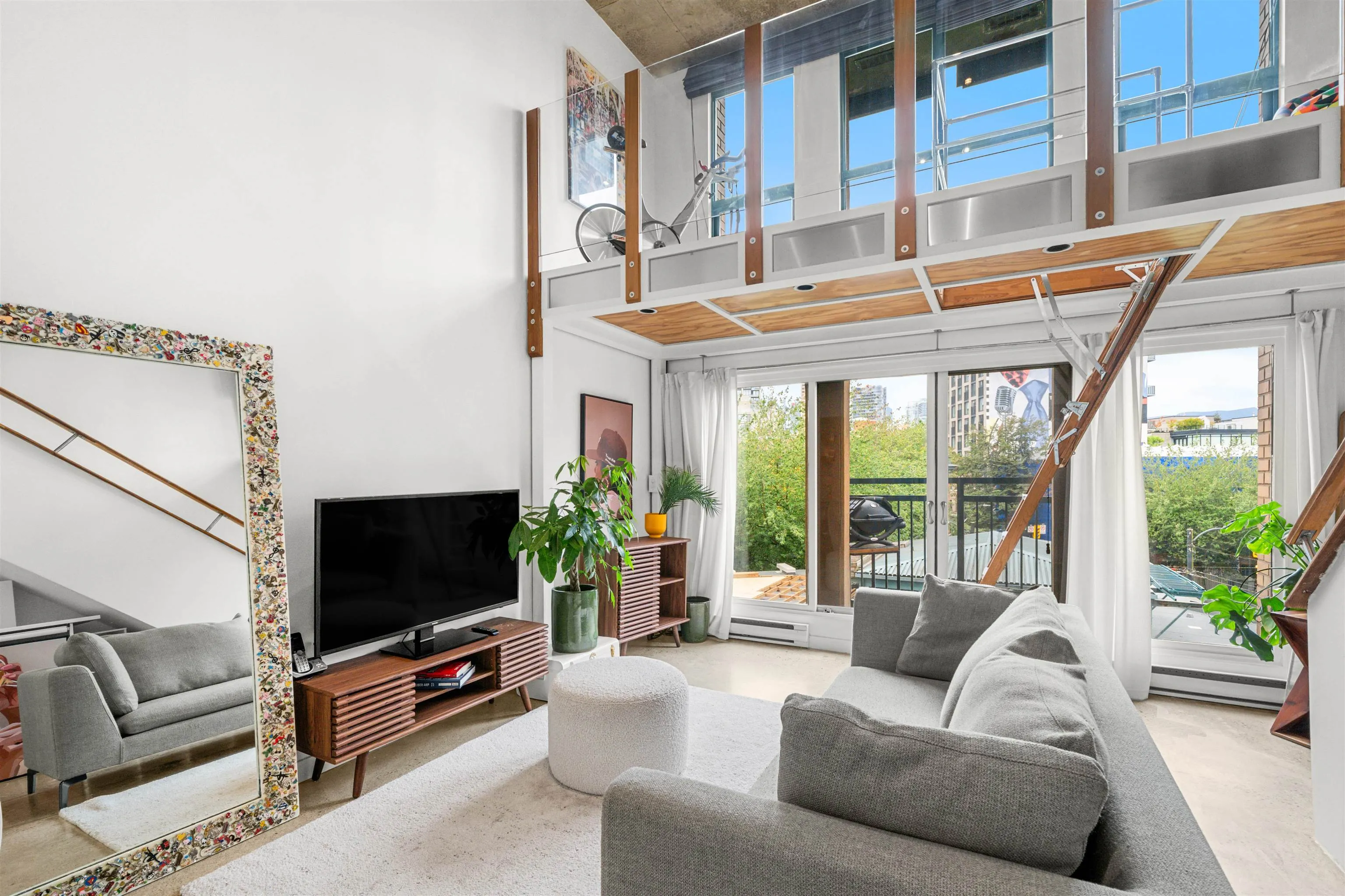 404 22 E Cordova Street