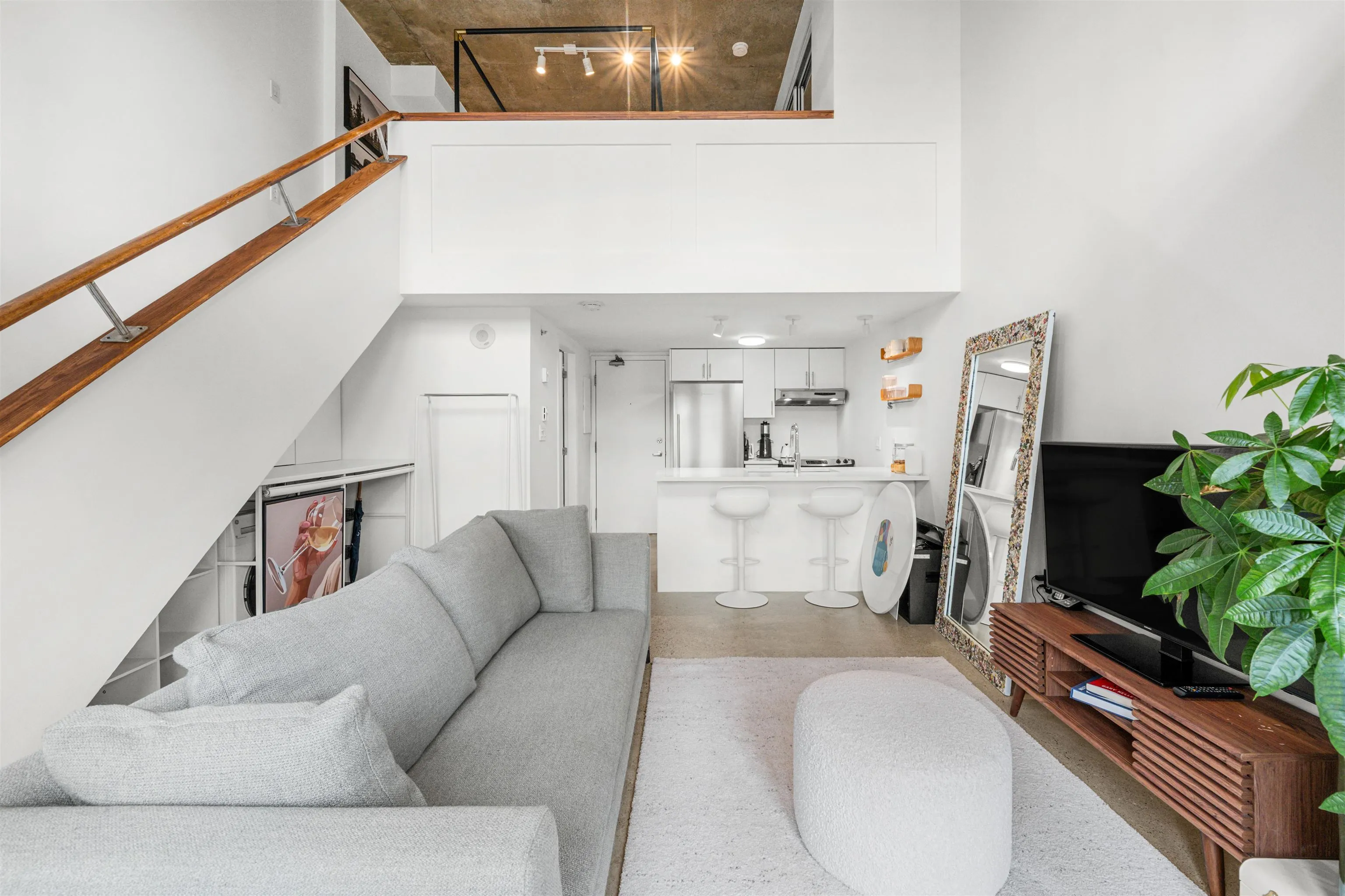 404 22 E Cordova Street