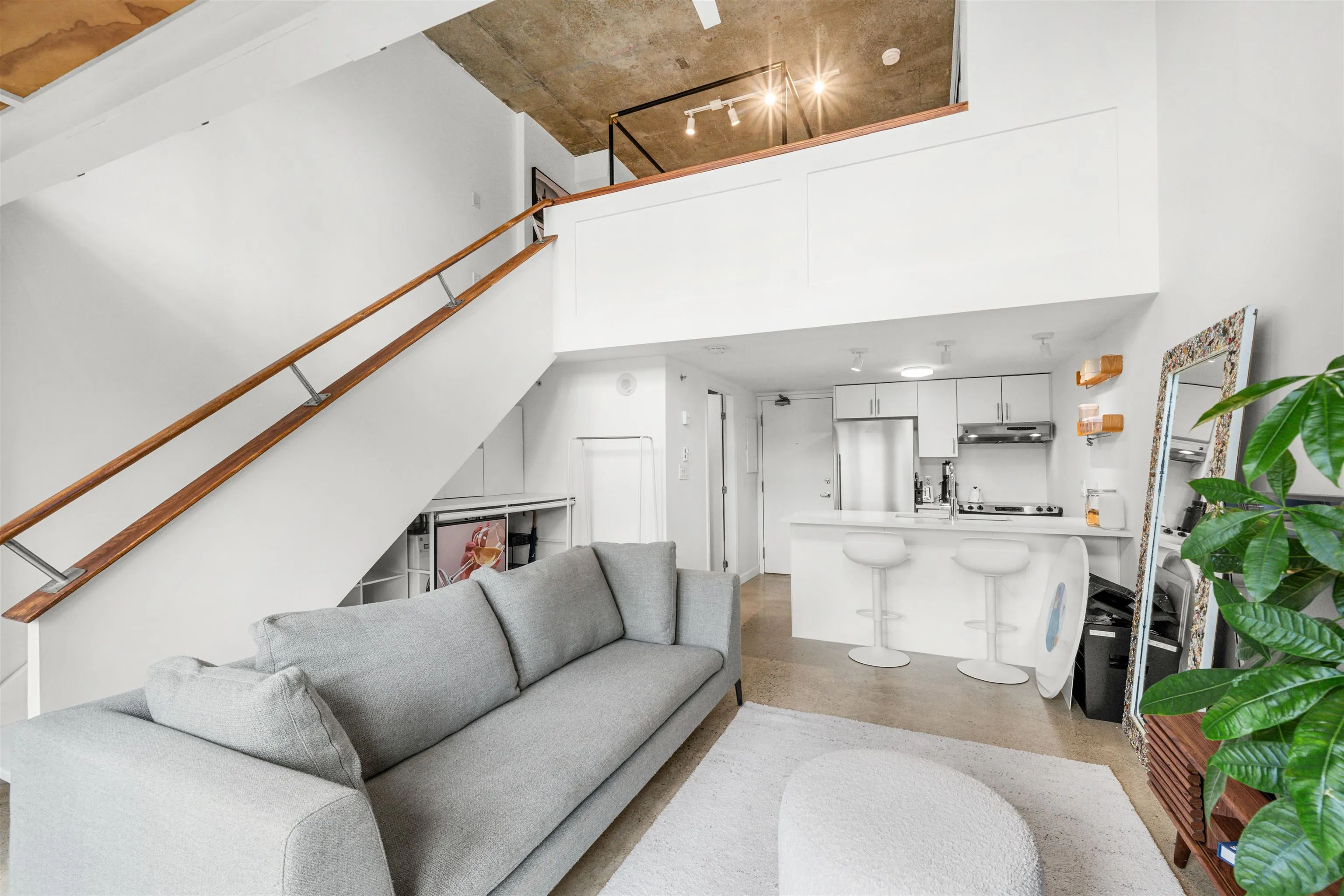 404 22 E Cordova Street
