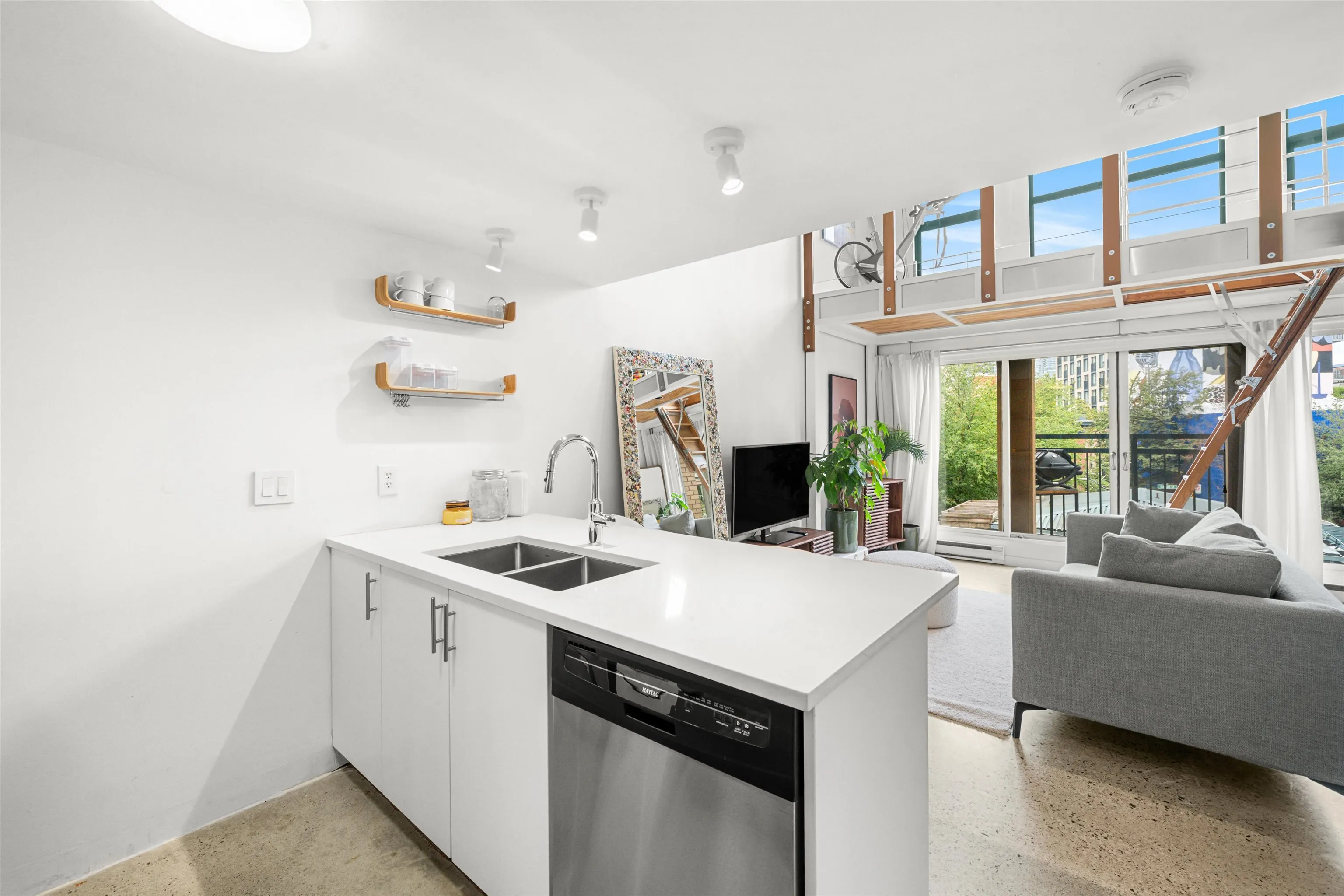 404 22 E Cordova Street