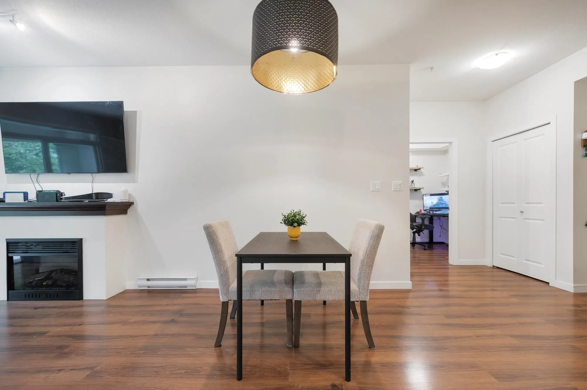 311 33318 E Bourquin Crescent