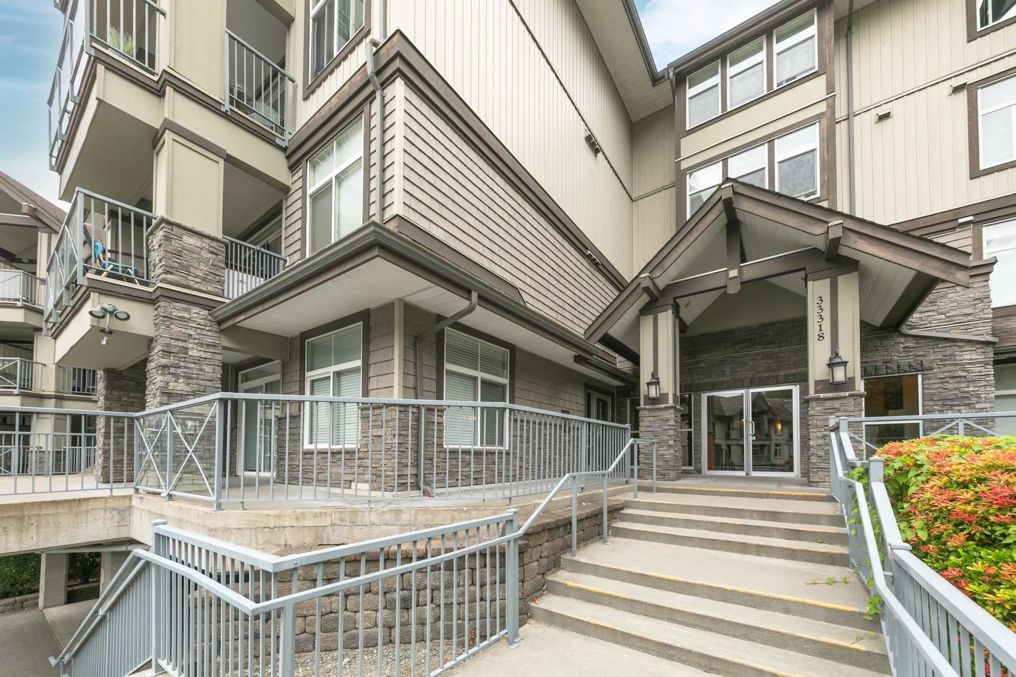 311 33318 E Bourquin Crescent