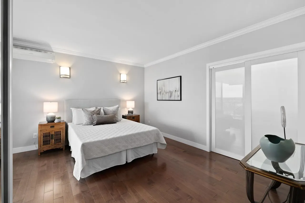 2302 1500 Howe Street