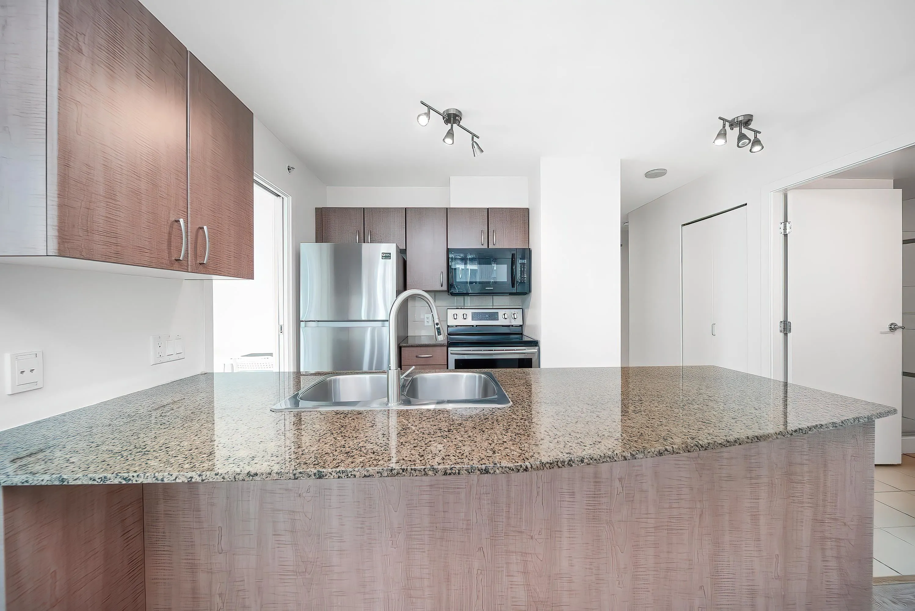 807 610 Granville Street