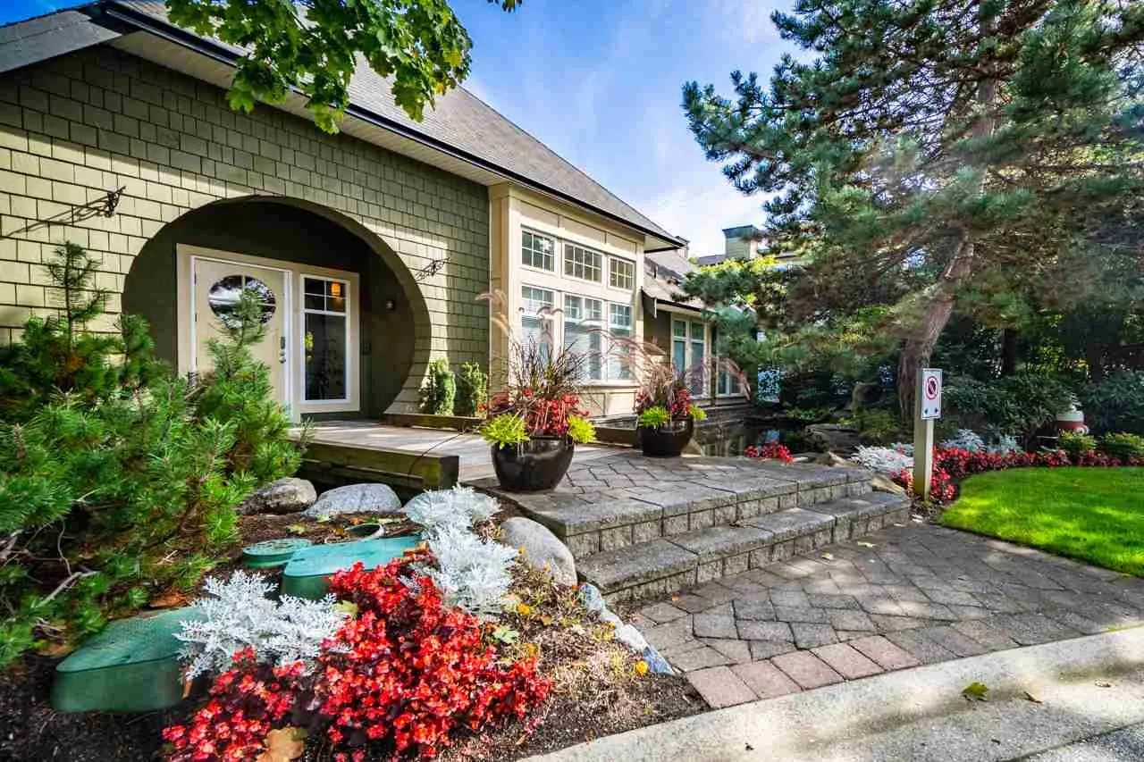 91 3711 Robson Court