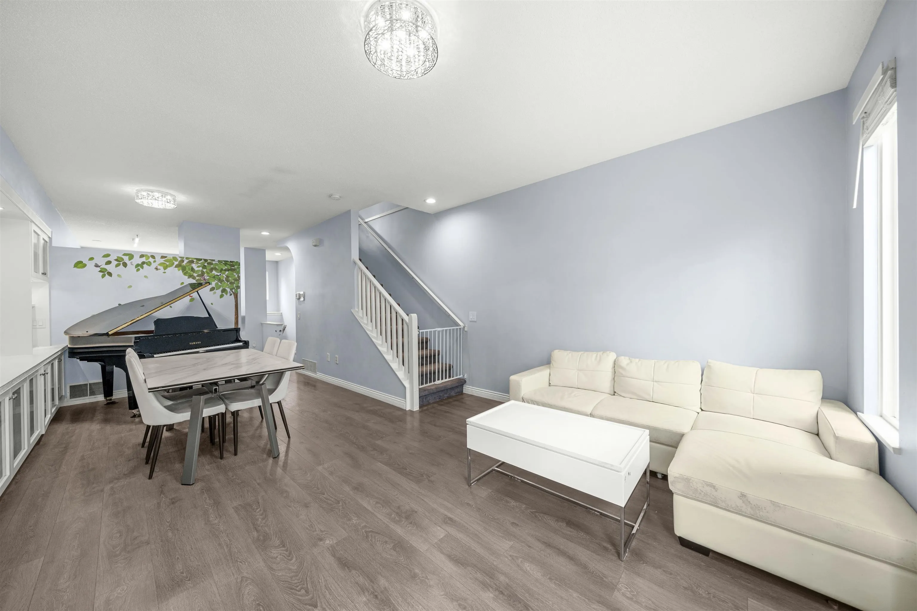 91 3711 Robson Court