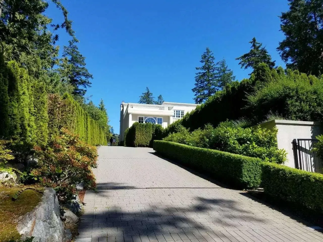 6089 Gleneagles Drive