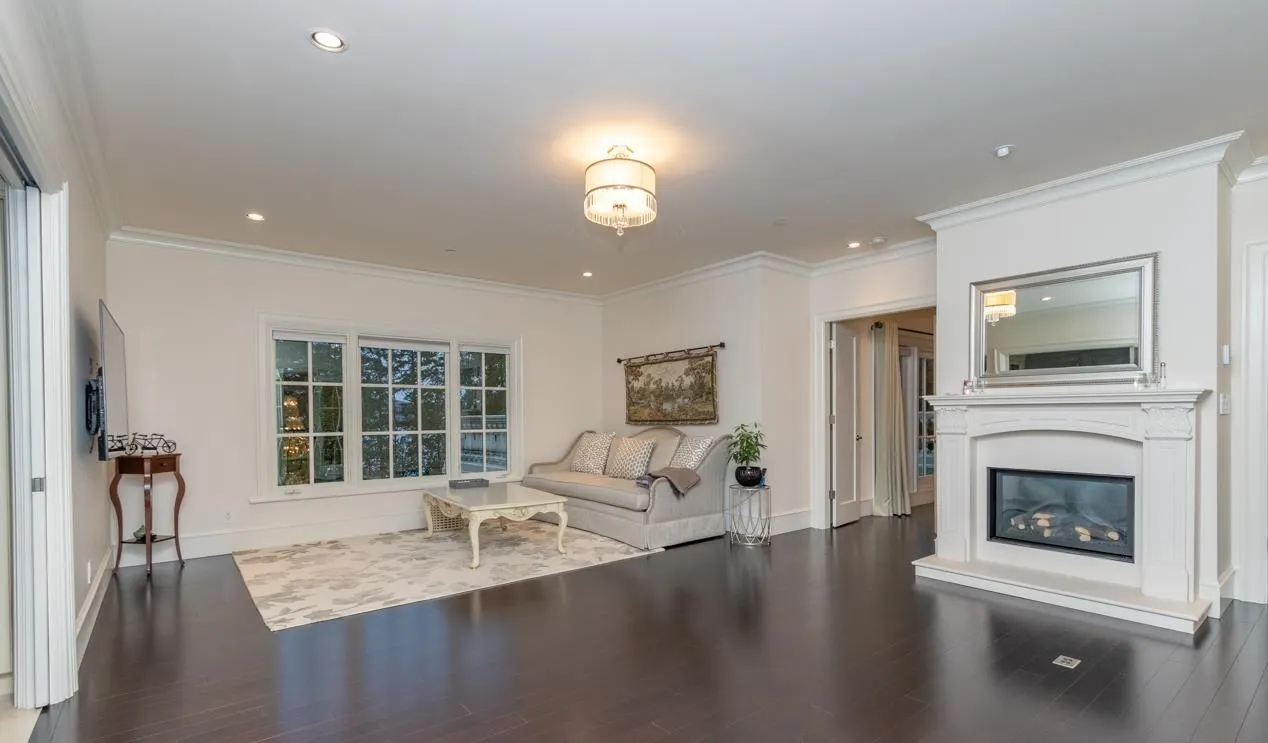 6089 Gleneagles Drive